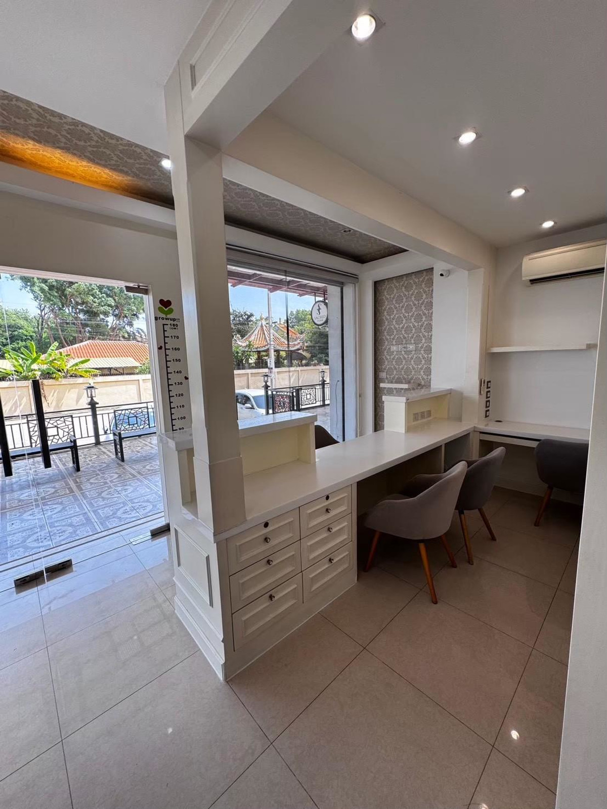 For SaleShop HousePhutthamonthon, Salaya : Commercial building for sale, Chinatown Salaya, near Central, Borommaratchachonnani Rd., decorated, ready to move in and operate.