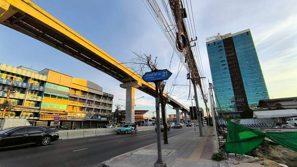 For SaleWarehouseBangna, Bearing, Lasalle : Land for sale with warehouse, Sukhumvit Road, Bangna, Bangkok, Soi Lasan 52, Soi Bearing 39, Soi Sri Dan 21, near MRT Sri Lasalle, only 2 kilometers, near Srinakarin Road. Near Sukhumvit Road Near Bangna-Trad Expressway