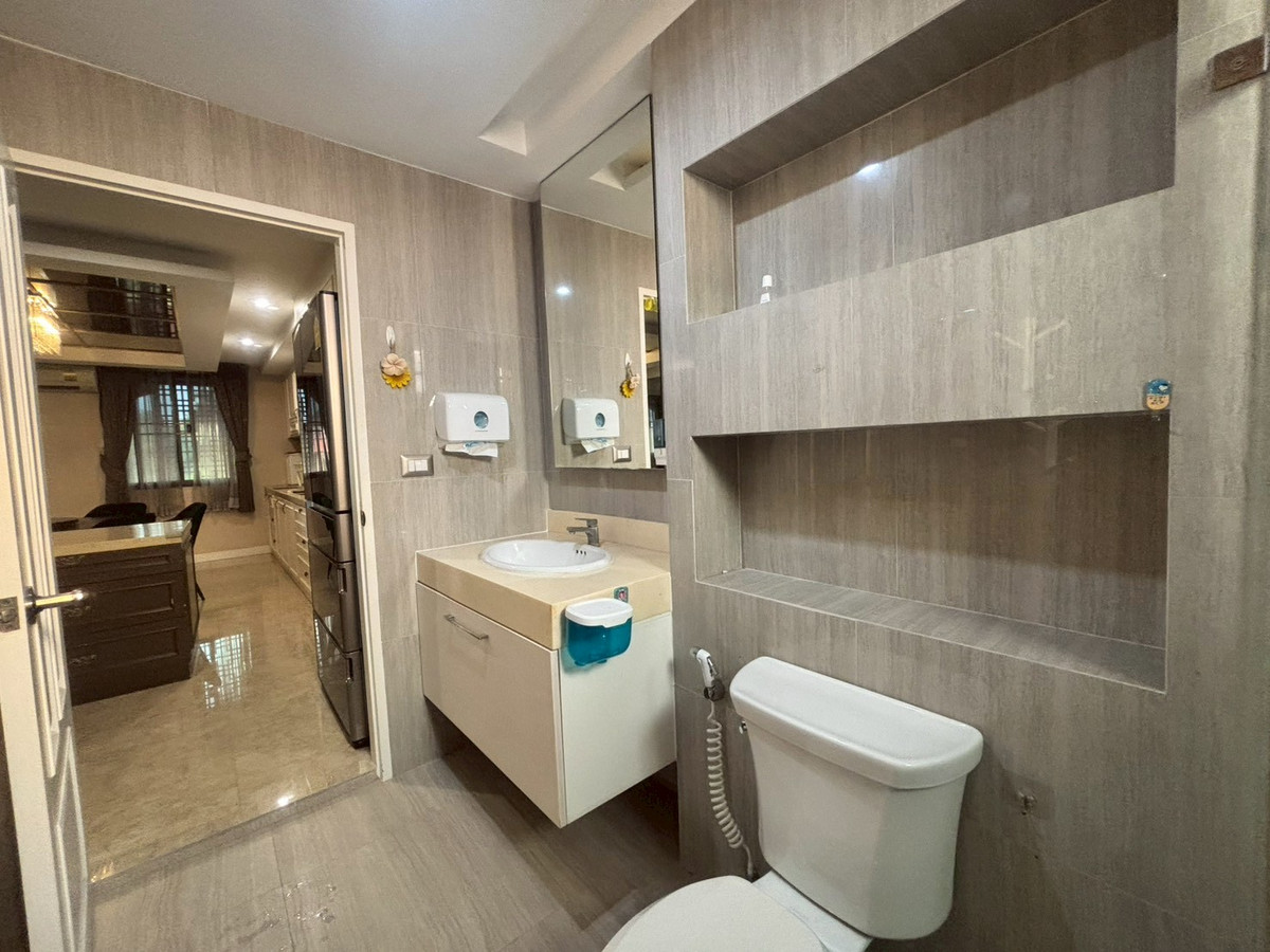 For SaleShop HousePhutthamonthon, Salaya : Commercial building for sale, Chinatown Salaya, near Central, Borommaratchachonnani Rd., decorated, ready to move in and operate.