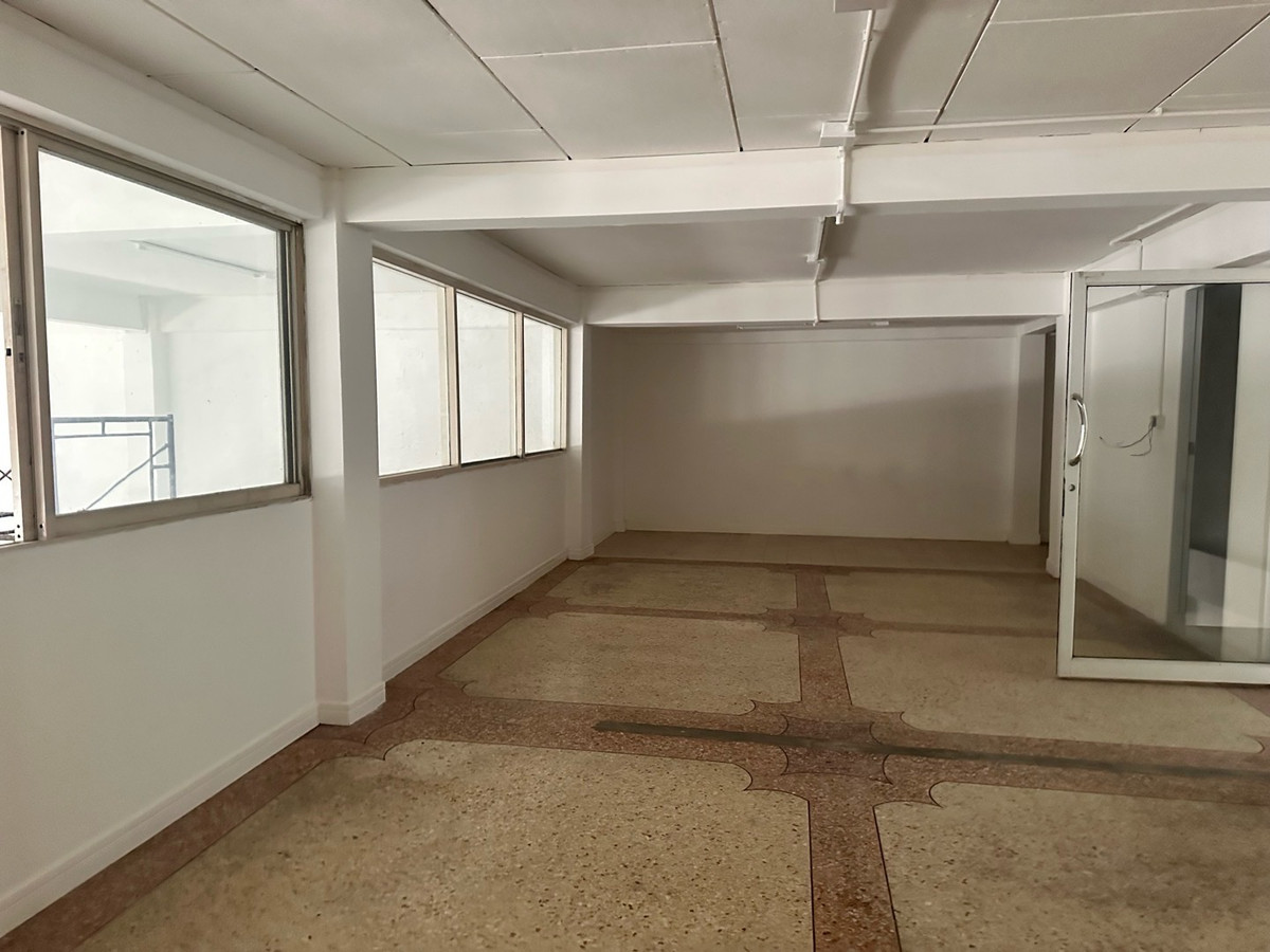 For RentOfficeSamut Prakan,Samrong : Building for rent for doing business in a potential location next to a 6-lane road, Theparak Road, Mueang District, Samut Prakan, and has a special lane in front of the building. Close to Samrong intersection