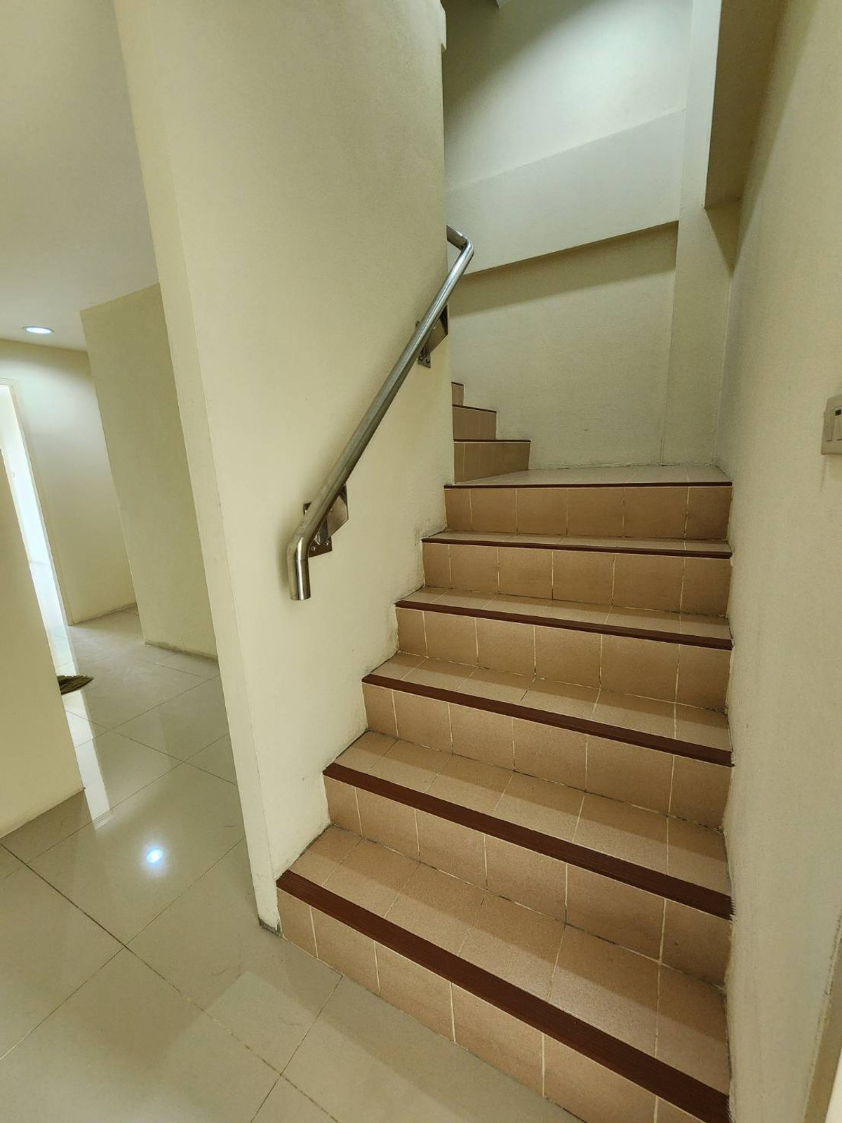 ขายอาคารพาณิชย์นครปฐม : ขายด่วน! ถูกสุดในโครงการ อาคารพาณิชย์ 3.5 ชั้น ทำเลค้าขาย ติด ถ.บรมราชชนนี พร้อมเริ่มธุรกิจได้ทันที!