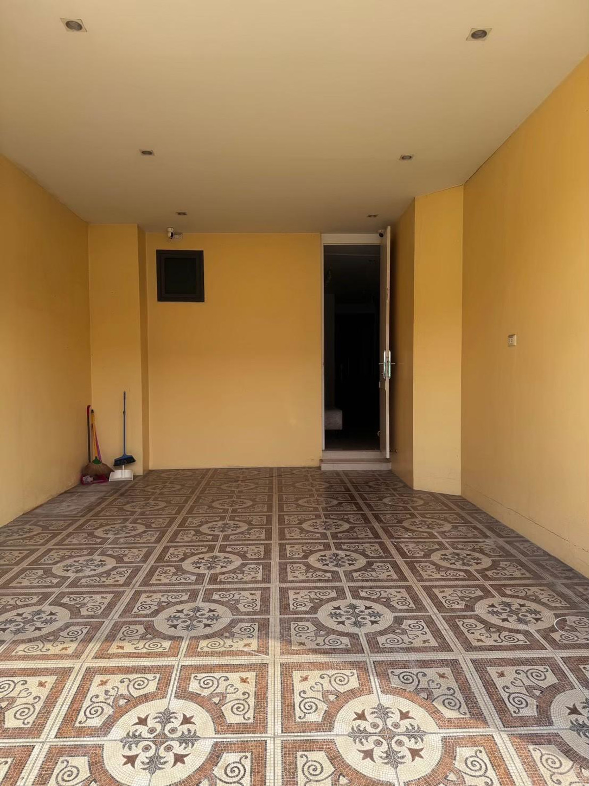 For SaleShop HousePhutthamonthon, Salaya : Commercial building for sale, Chinatown Salaya, near Central, Borommaratchachonnani Rd., decorated, ready to move in and operate.