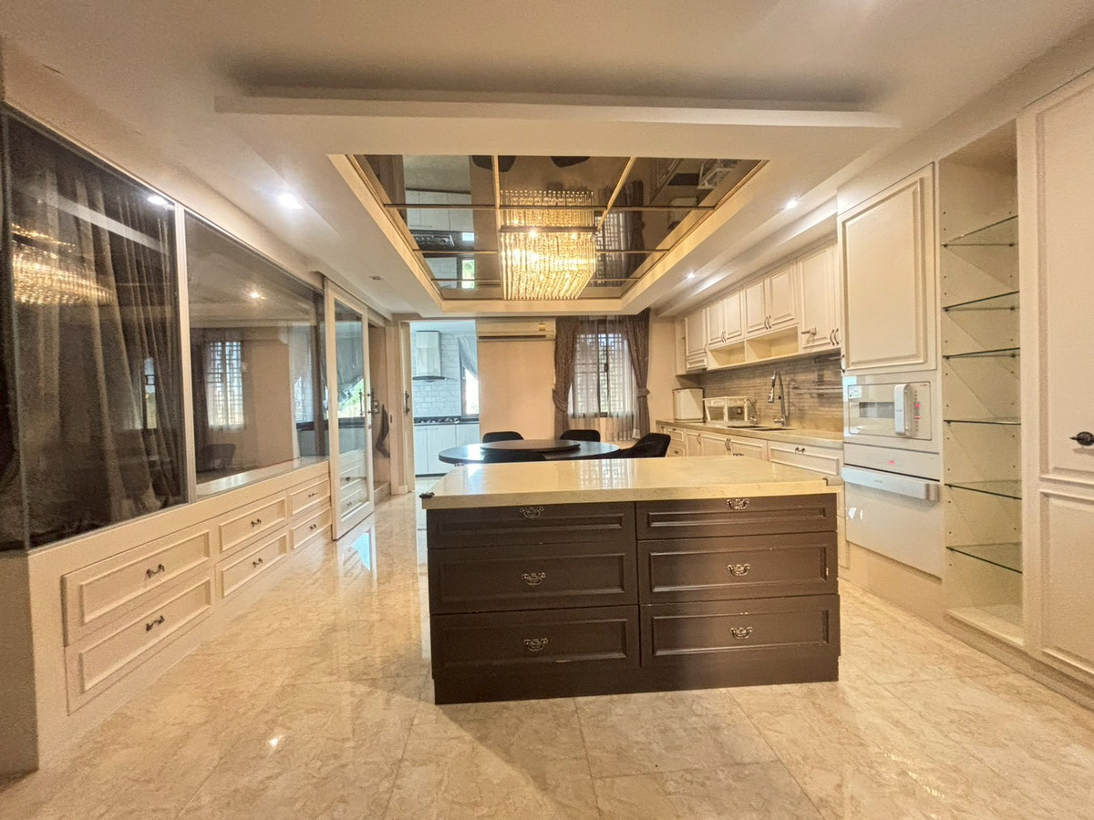 For SaleShop HousePhutthamonthon, Salaya : Commercial building for sale, Chinatown Salaya, near Central, Borommaratchachonnani Rd., decorated, ready to move in and operate.