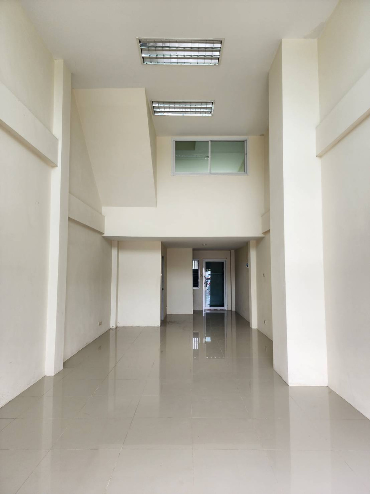 ขายอาคารพาณิชย์นครปฐม : ขายด่วน! ถูกสุดในโครงการ อาคารพาณิชย์ 3.5 ชั้น ทำเลค้าขาย ติด ถ.บรมราชชนนี พร้อมเริ่มธุรกิจได้ทันที!