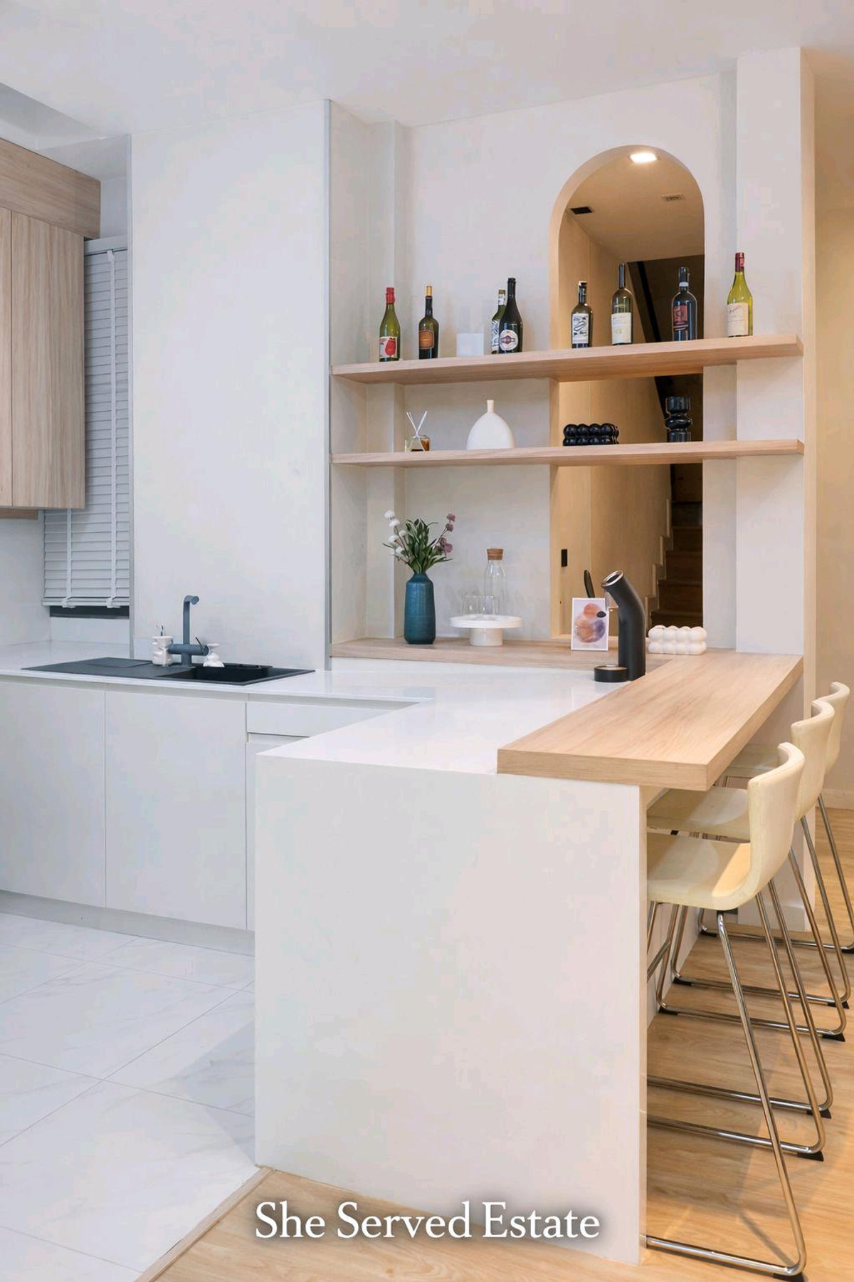 ให้เช่าบ้านอ่อนนุช อุดมสุข : For Rent / For Sale ◈ The Gentry Sukhumvit 101 ◈ • Land size: 56 sq.wah • Usable area: 390 sq.m.
• 2–3 Bedrooms • 4 Bathrooms • 1 Study room • 1 Pet room • 1 Open kitchen • 2 Living rooms • 1 Multi-purpose room (convertible to bedroom)