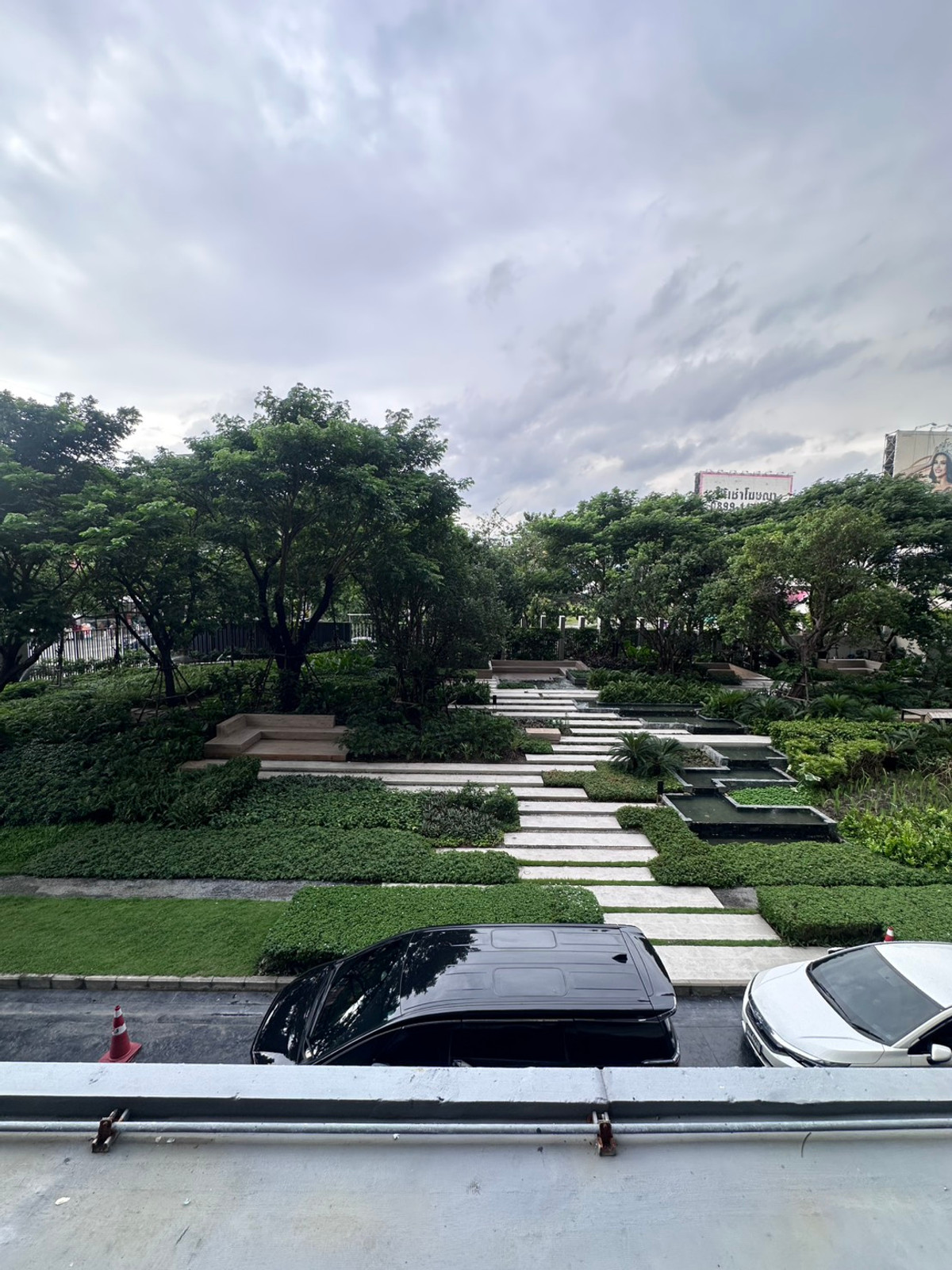 For RentCondoOnnut, Udomsuk : Suitable for those who want a new condo.  Never rented out, convenient travel, there is a shuttle and electric train.