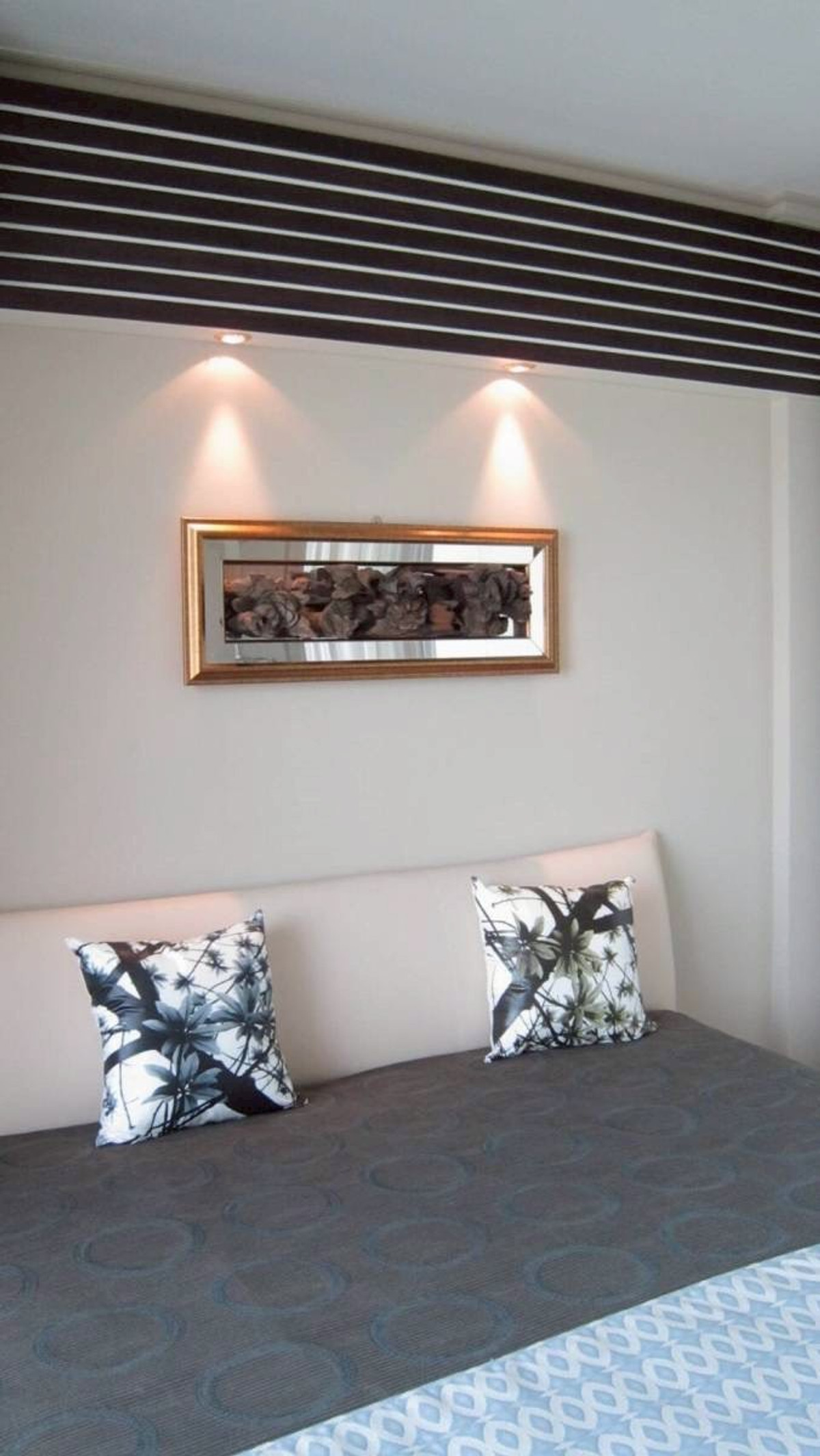 For RentCondoWongwianyai, Charoennakor : (For rent) Condo Villa Sathorn, studio room 47 sq m, beautiful room, made into a partition, high floor, complete with furniture + electrical appliances ㅡ Next to 🚆BTS Krung Thonburi.