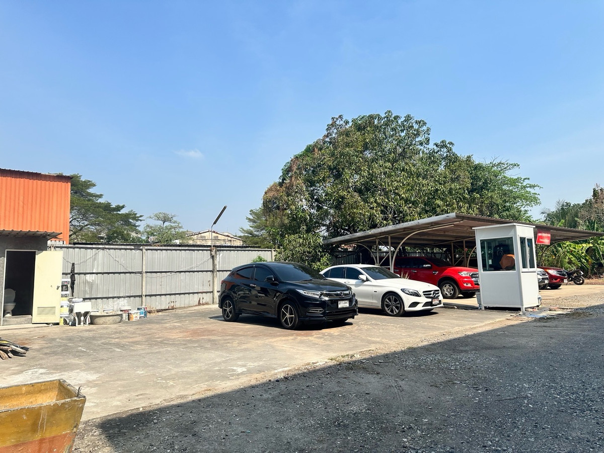 For RentOfficeSamut Prakan,Samrong : Building for rent for doing business in a potential location next to a 6-lane road, Theparak Road, Mueang District, Samut Prakan, and has a special lane in front of the building. Close to Samrong intersection