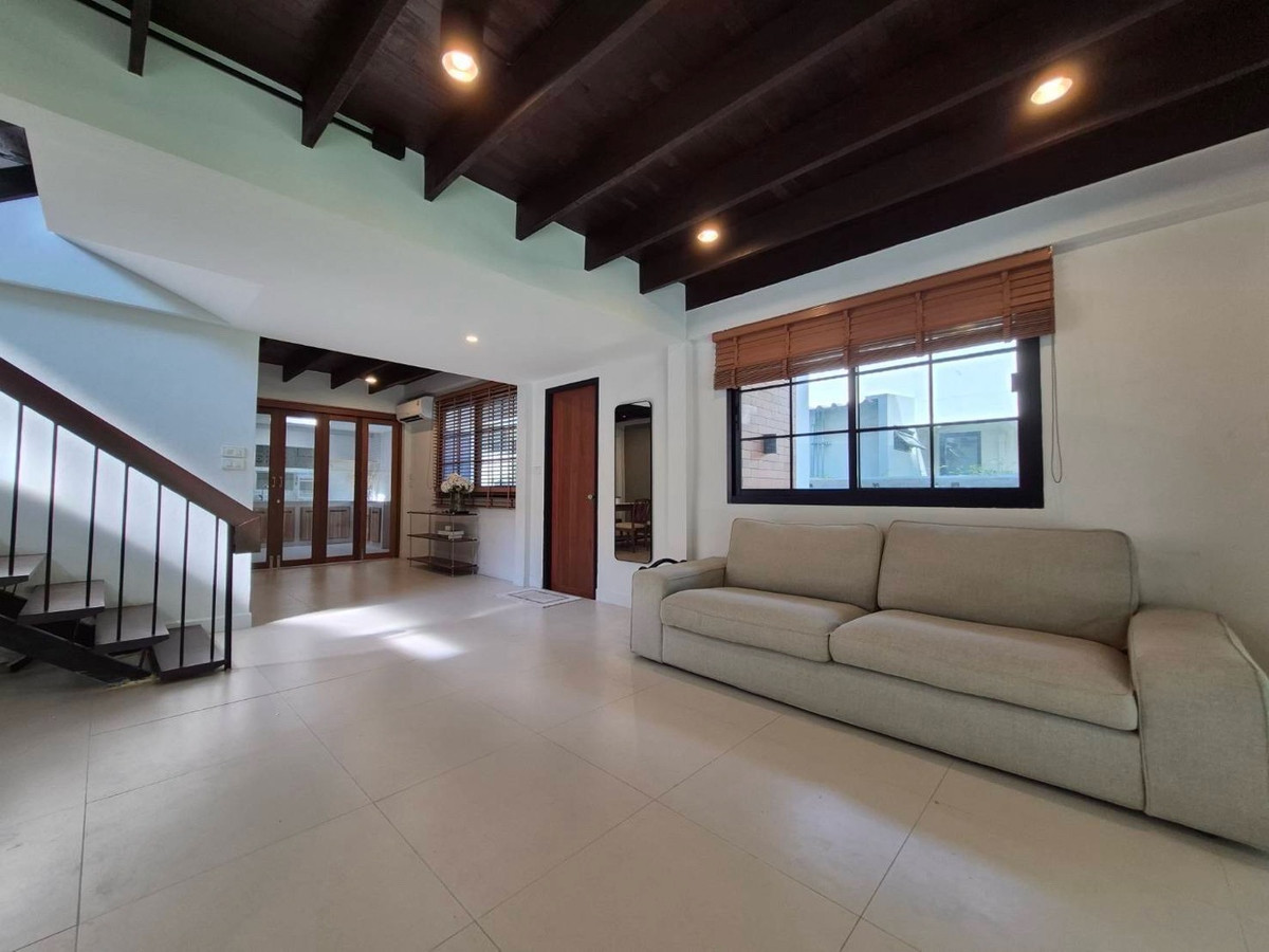 For RentHouseSamut Prakan,Samrong : Single house for rent, 3 bedrooms, 4 bathrooms, newly renovated 
 Area size: 384 sq m.: 96 sq m, 60,000 baht.