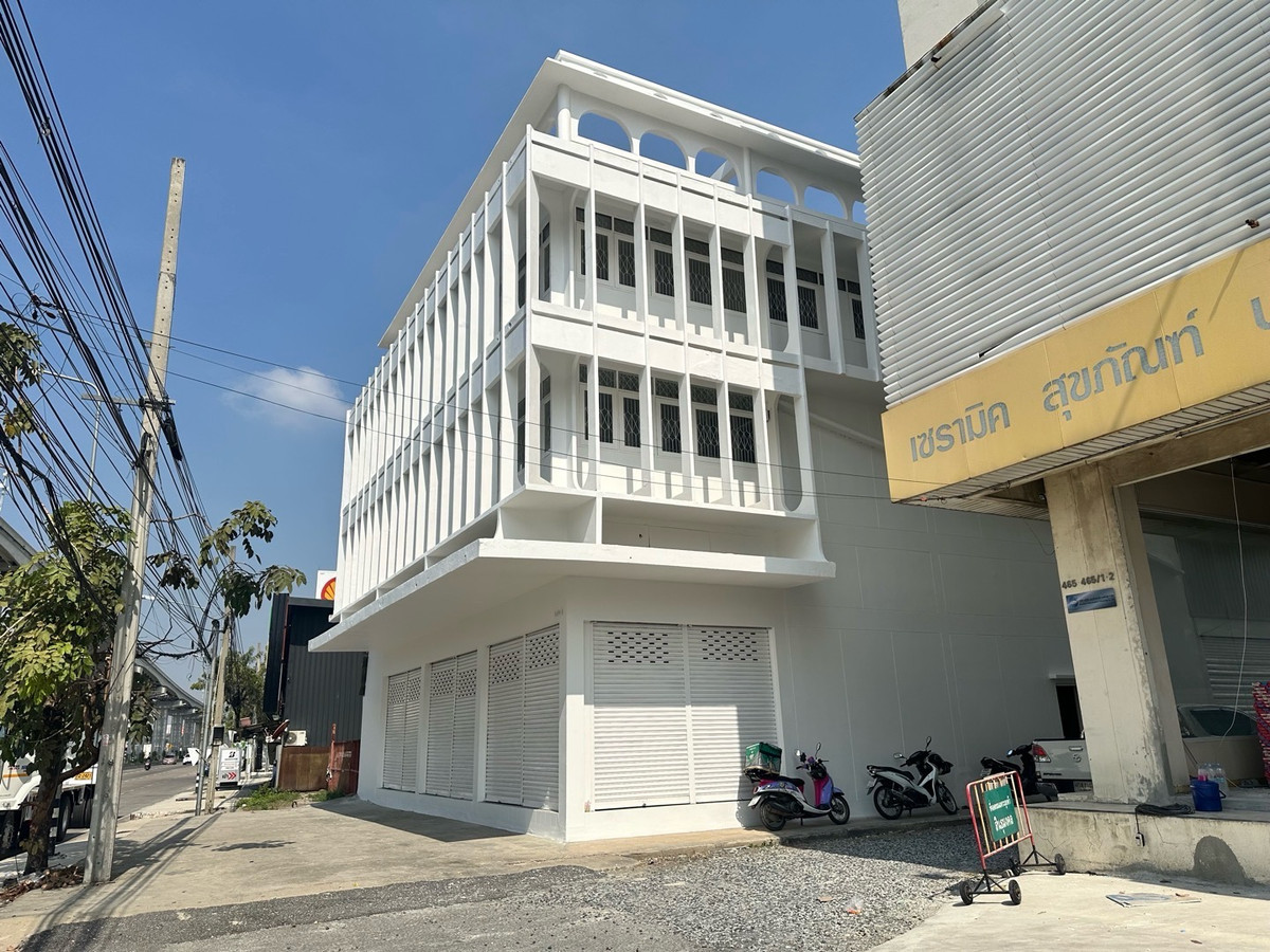 For RentOfficeSamut Prakan,Samrong : Building for rent for doing business in a potential location next to a 6-lane road, Theparak Road, Mueang District, Samut Prakan, and has a special lane in front of the building. Close to Samrong intersection