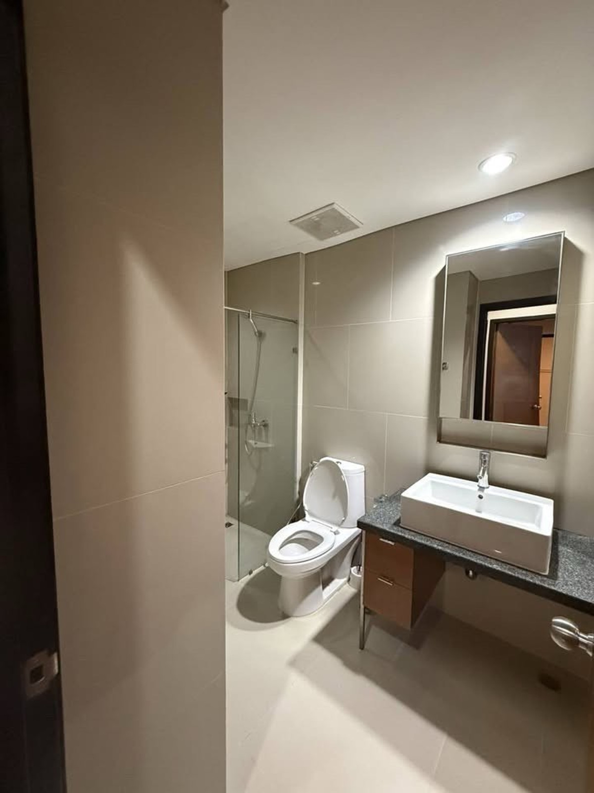 For RentCondoWongwianyai, Charoennakor : (For rent) Condo Villa Sathorn, 2 Beds, 2 Baths, 90 Sq.m., beautiful room, beautiful view, open, good breeze, complete with furniture + electrical appliances. Ready to move in ㅡnext to 🚆BTS Krung Thonburi