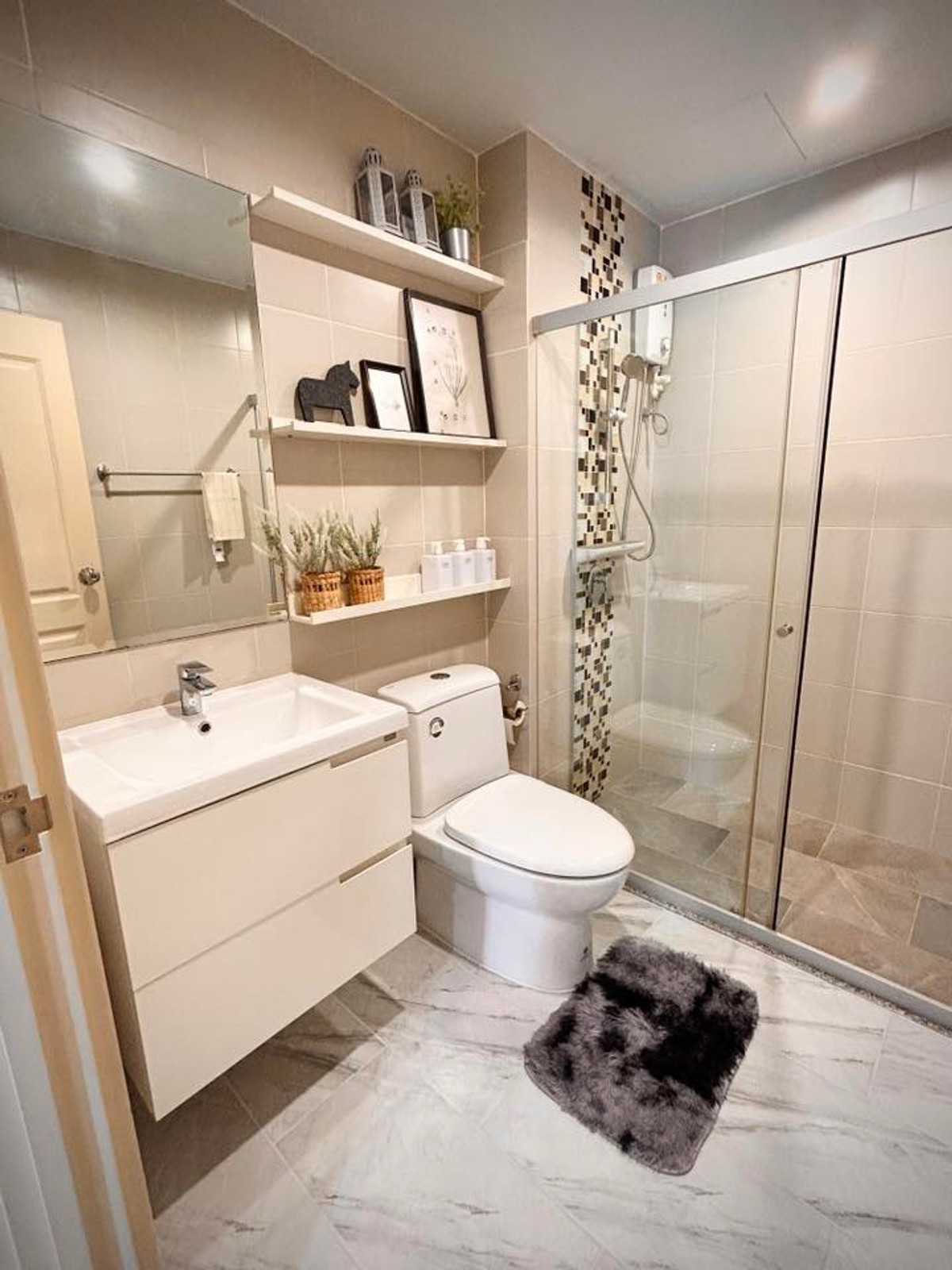 For RentCondoRama9, Petchburi, RCA : Condo for rent, 3 bedrooms, near MRT Rama 9: Suplalai Veranda Rama 9 project, very beautifully decorated, ready to move in, only 100k!!