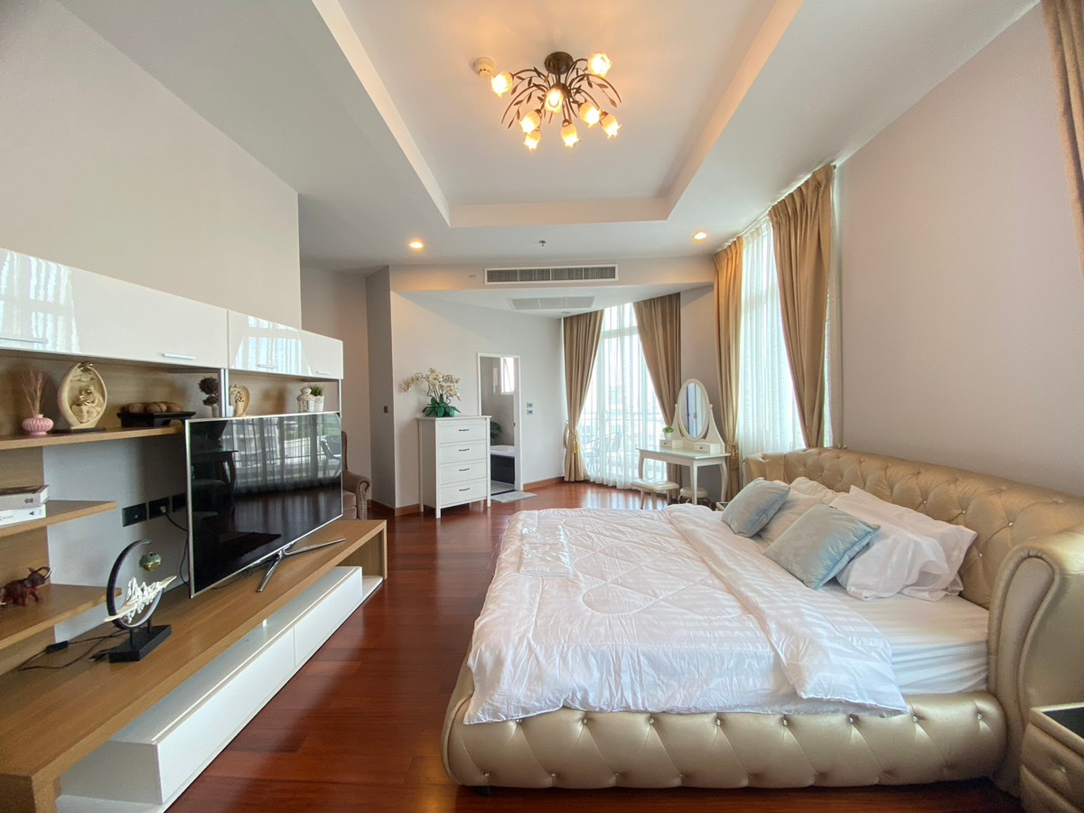 For RentCondoRama9, Petchburi, RCA : Penthouse for rent✨5 bedrooms, near MRT Cultural Center: Supalai Wellington I Project: Spacious room, luxuriously decorated, fully furnished, ready to move in.