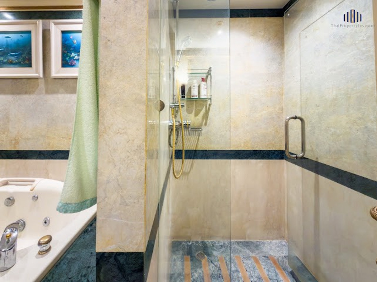 For SaleCondoRama3 (Riverside),Satupadit : Large unit on the 33rd floor, beautifully and luxuriously decorated, great value with Chao Phraya River view! Condo for sale at Salintara Condominium Rama 3, size 225.31 sq.m., near Terminal 21 Rama 3. Urgent sale.