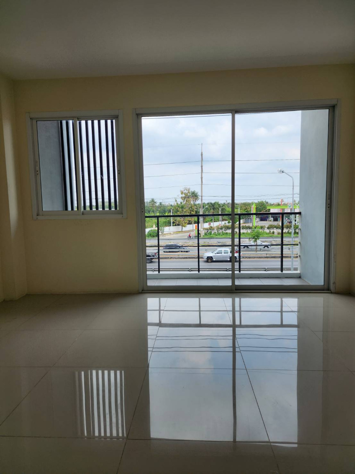 ขายอาคารพาณิชย์นครปฐม : ขายด่วน! ถูกสุดในโครงการ อาคารพาณิชย์ 3.5 ชั้น ทำเลค้าขาย ติด ถ.บรมราชชนนี พร้อมเริ่มธุรกิจได้ทันที!