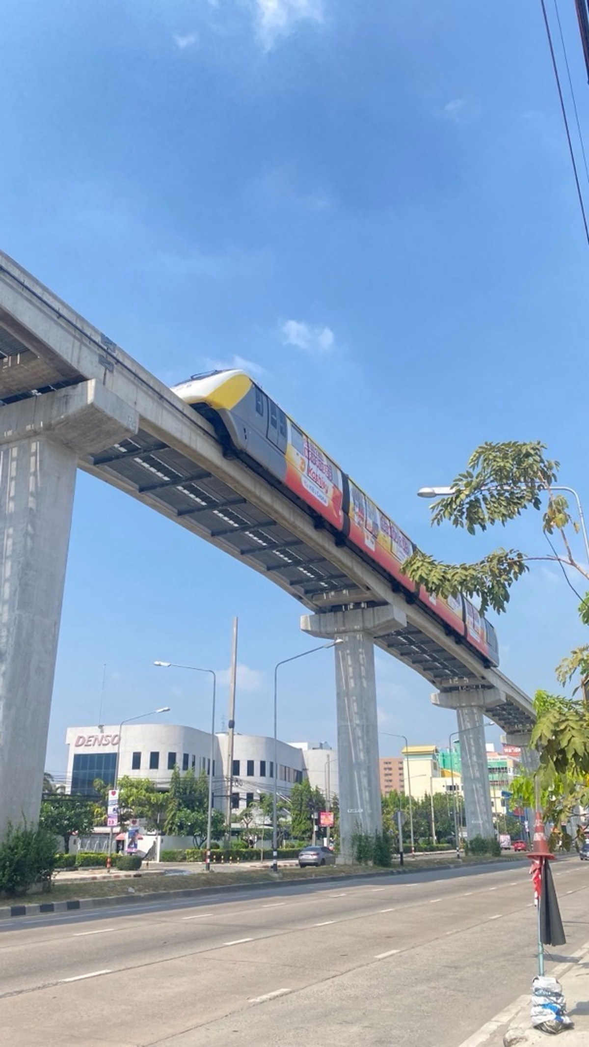 For RentOfficeSamut Prakan,Samrong : Building for rent for doing business in a potential location next to a 6-lane road, Theparak Road, Mueang District, Samut Prakan, and has a special lane in front of the building. Close to Samrong intersection