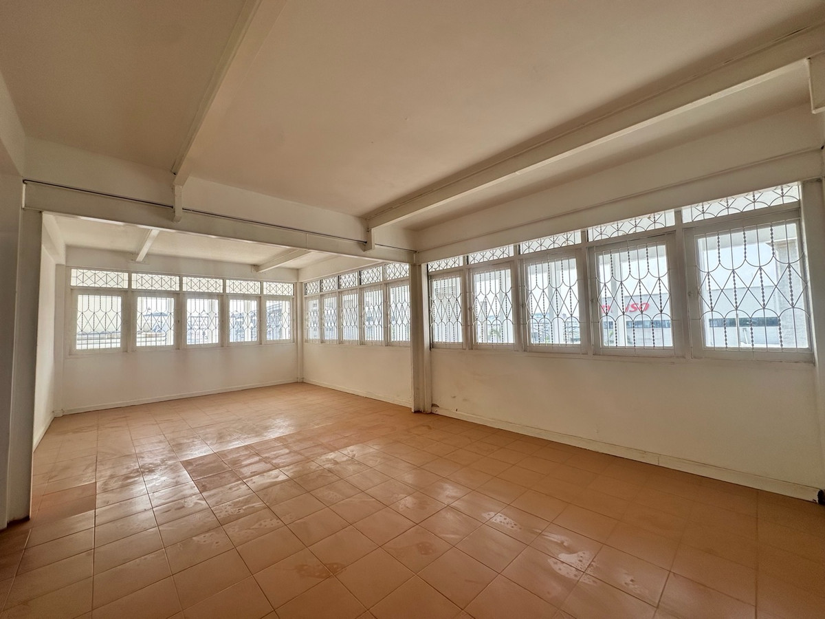 For RentOfficeSamut Prakan,Samrong : Building for rent for doing business in a potential location next to a 6-lane road, Theparak Road, Mueang District, Samut Prakan, and has a special lane in front of the building. Close to Samrong intersection