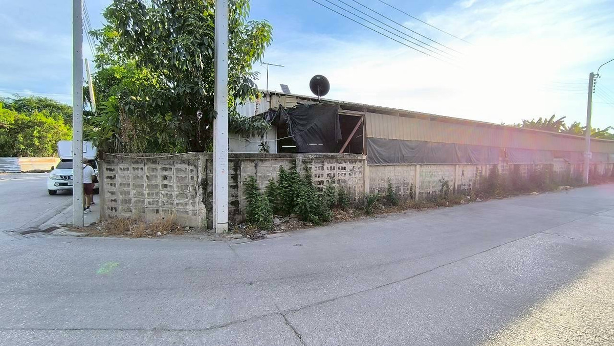 For SaleWarehouseBangna, Bearing, Lasalle : Land for sale with warehouse, Sukhumvit Road, Bangna, Bangkok, Soi Lasan 52, Soi Bearing 39, Soi Sri Dan 21, near MRT Sri Lasalle, only 2 kilometers, near Srinakarin Road. Near Sukhumvit Road Near Bangna-Trad Expressway