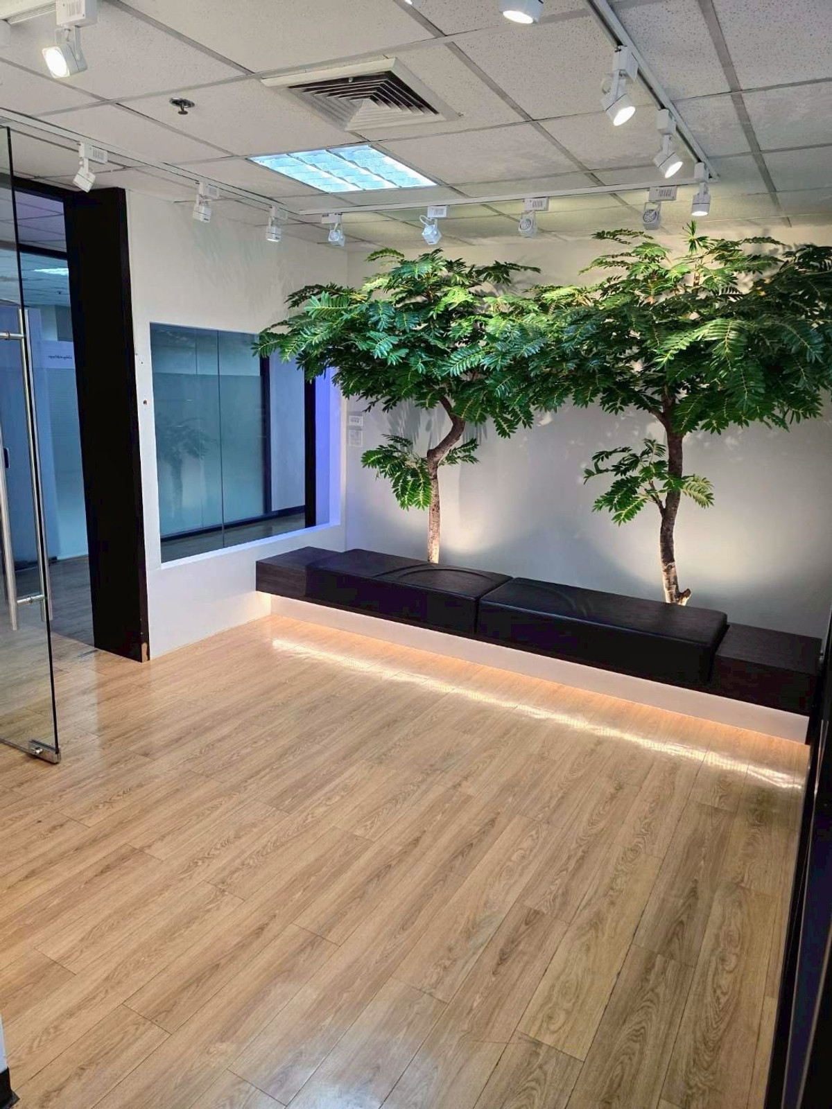 For RentOfficeSiam Paragon ,Chulalongkorn,Samyan : BBD Building Rama4 100sqm Office Space For RENT Near MRT Sam Yan Hua Lamphong Samyan Mitrtown Silom MBK Siam Paragon