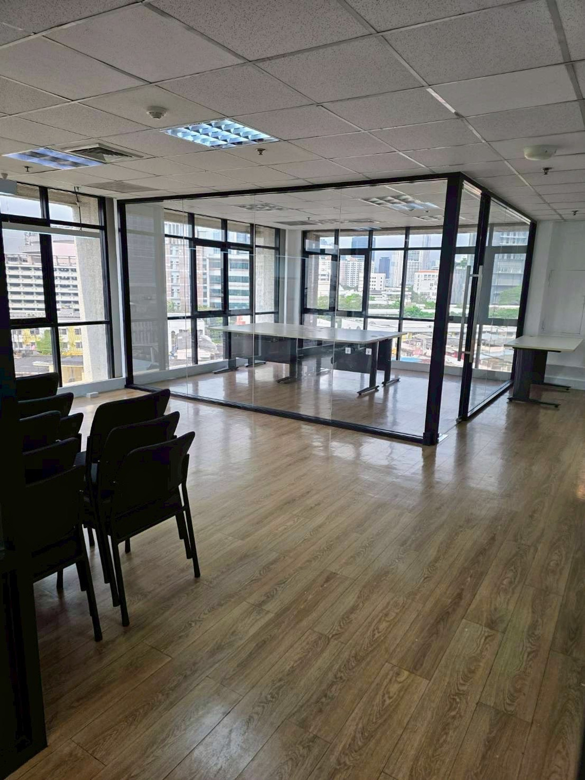 For RentOfficeSiam Paragon ,Chulalongkorn,Samyan : BBD Building Rama4 100sqm Office Space For RENT Near MRT Sam Yan Hua Lamphong Samyan Mitrtown Silom MBK Siam Paragon