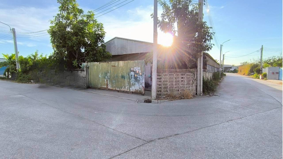 For SaleWarehouseBangna, Bearing, Lasalle : Land for sale with warehouse, Sukhumvit Road, Bangna, Bangkok, Soi Lasan 52, Soi Bearing 39, Soi Sri Dan 21, near MRT Sri Lasalle, only 2 kilometers, near Srinakarin Road. Near Sukhumvit Road Near Bangna-Trad Expressway