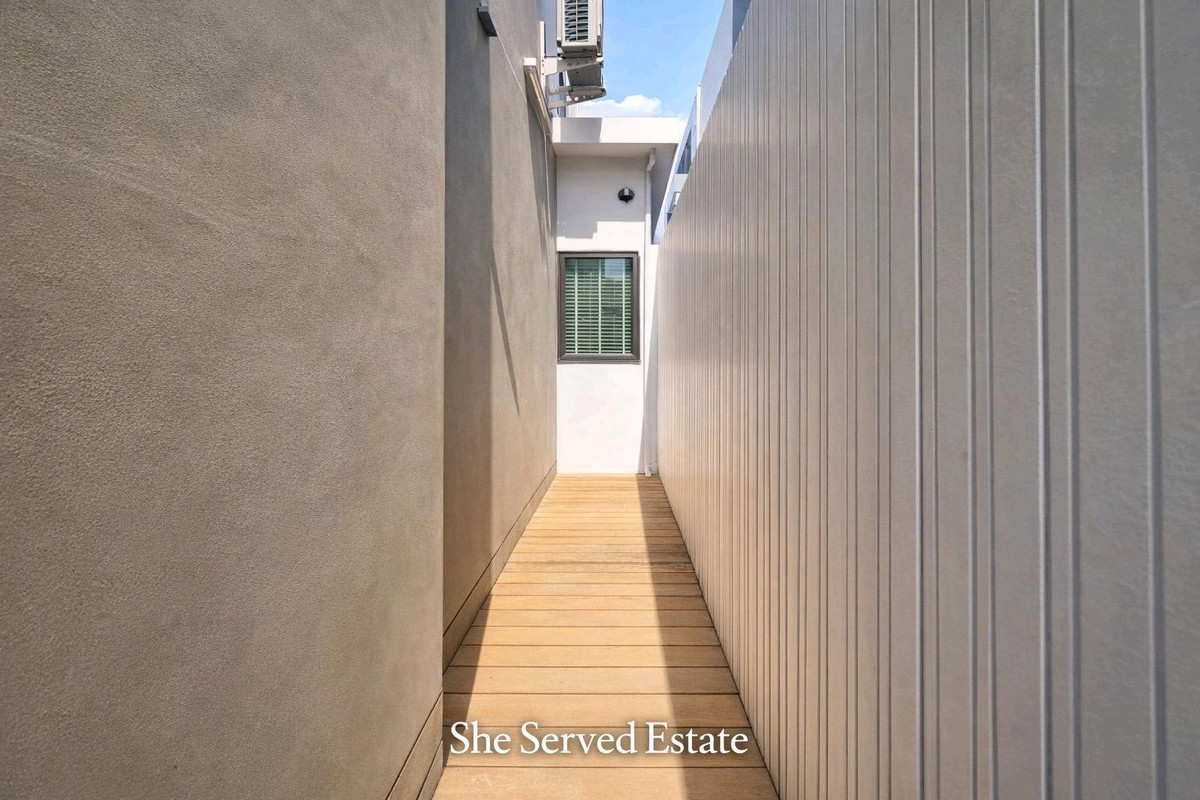 ให้เช่าบ้านอ่อนนุช อุดมสุข : For Rent / For Sale ◈ The Gentry Sukhumvit 101 ◈ • Land size: 56 sq.wah • Usable area: 390 sq.m.
• 2–3 Bedrooms • 4 Bathrooms • 1 Study room • 1 Pet room • 1 Open kitchen • 2 Living rooms • 1 Multi-purpose room (convertible to bedroom)