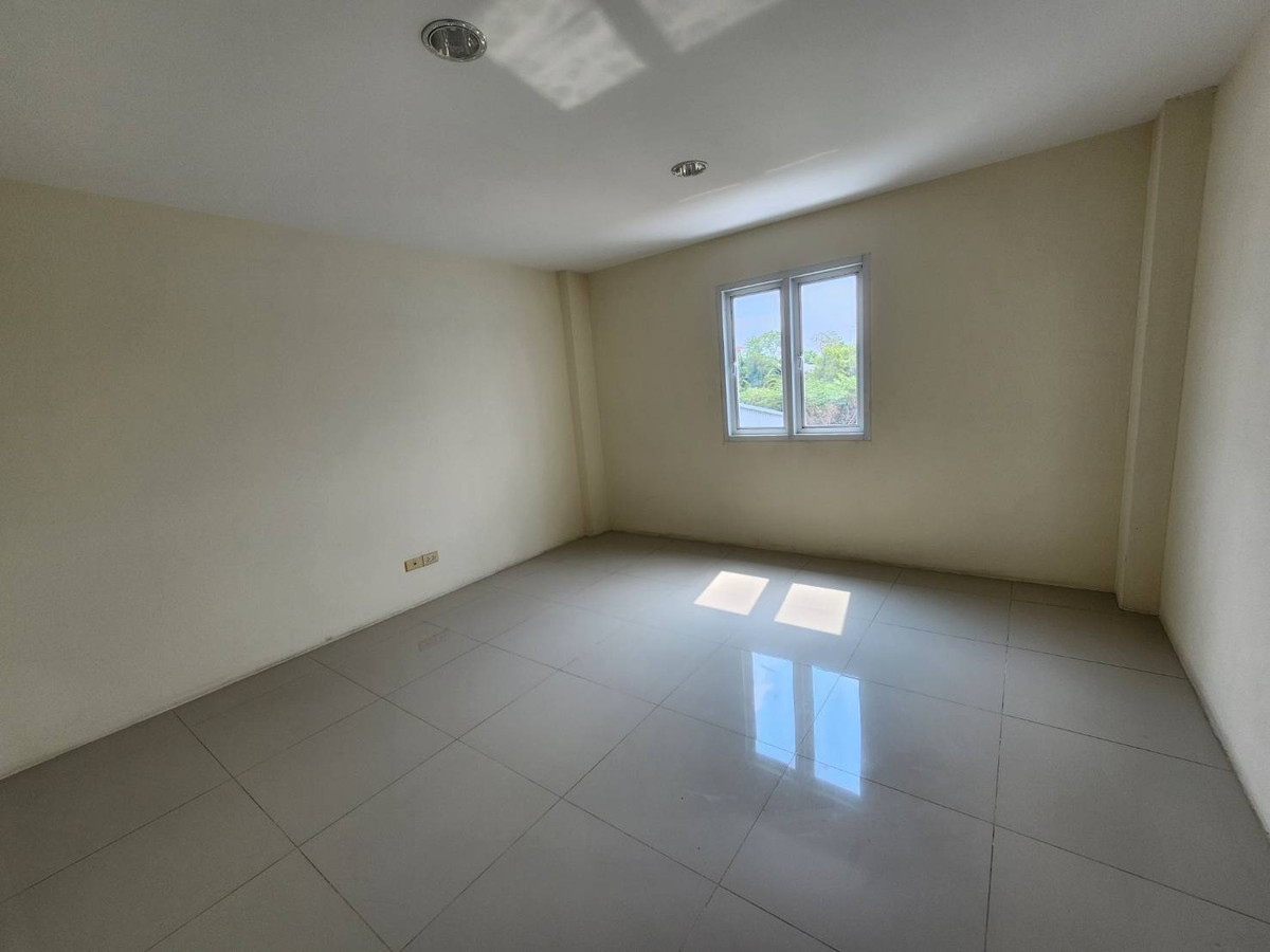 ขายอาคารพาณิชย์นครปฐม : ขายด่วน! ถูกสุดในโครงการ อาคารพาณิชย์ 3.5 ชั้น ทำเลค้าขาย ติด ถ.บรมราชชนนี พร้อมเริ่มธุรกิจได้ทันที!