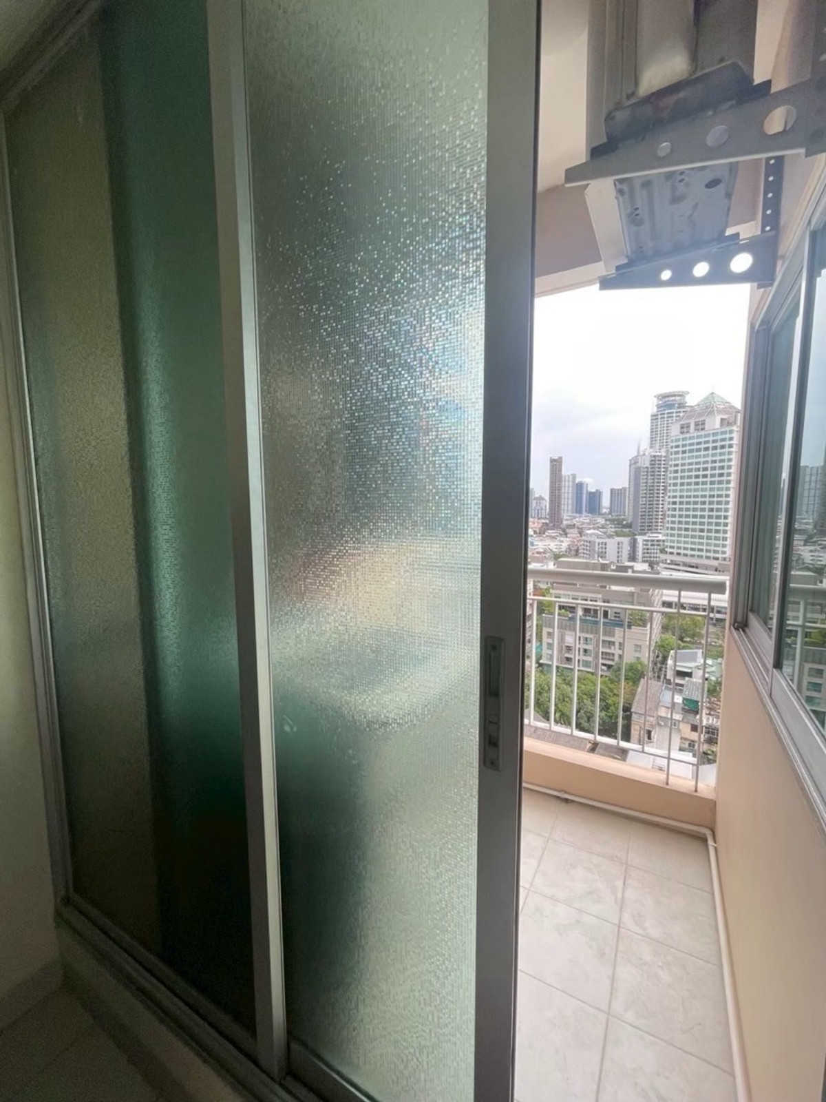 For RentCondoOnnut, Udomsuk : life sukhumvit 65(Life Sukhumvit 65) near BTS Ekkamai-Phra Khanong (vacant 4 April) fully furnished + electrical appliances Line:@551txomc