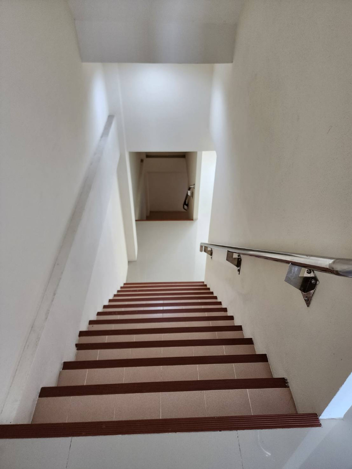 ขายอาคารพาณิชย์นครปฐม : ขายด่วน! ถูกสุดในโครงการ อาคารพาณิชย์ 3.5 ชั้น ทำเลค้าขาย ติด ถ.บรมราชชนนี พร้อมเริ่มธุรกิจได้ทันที!