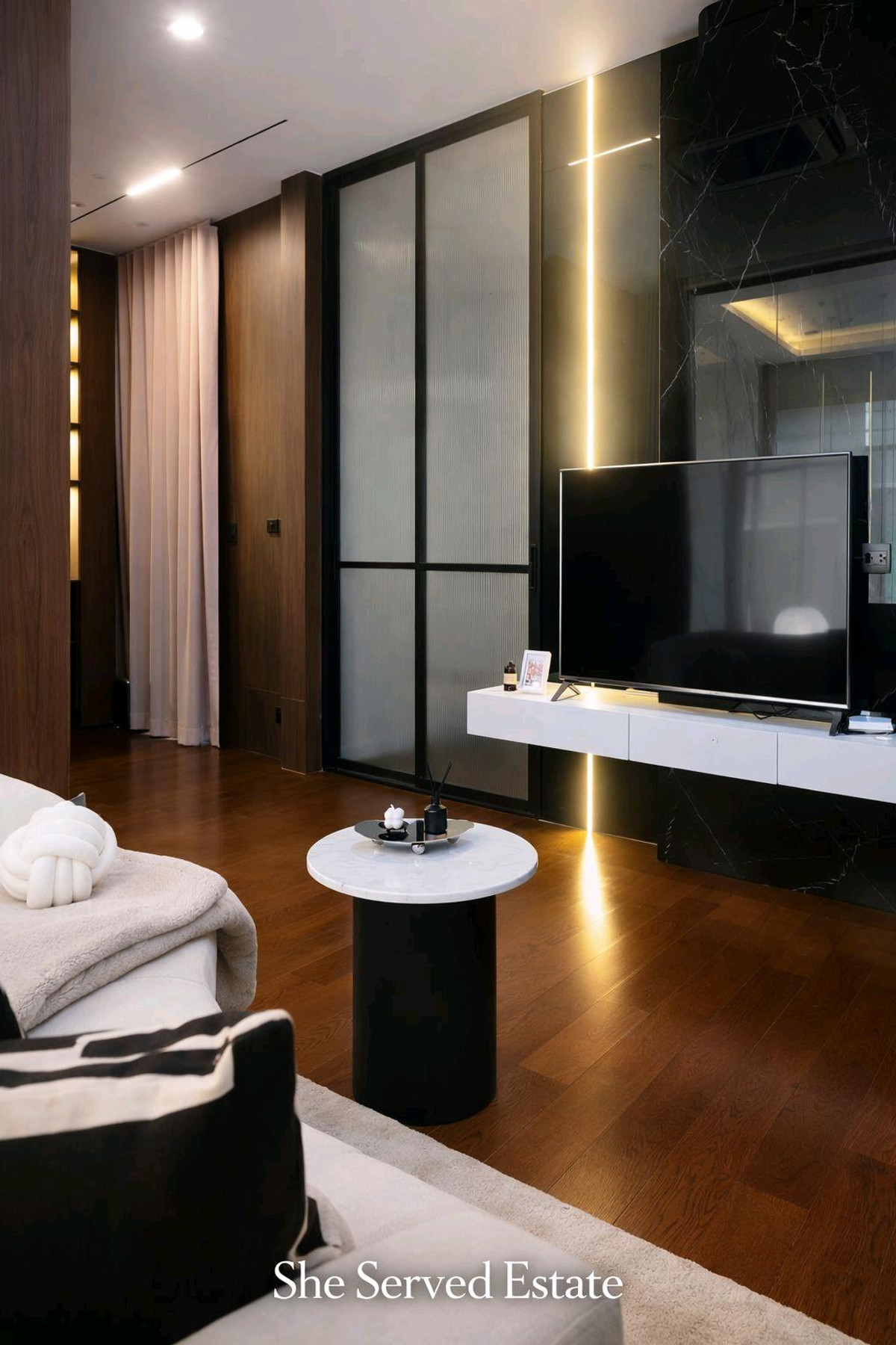 ให้เช่าบ้านอ่อนนุช อุดมสุข : For Rent / For Sale ◈ The Gentry Sukhumvit 101 ◈ • Land size: 56 sq.wah • Usable area: 390 sq.m.
• 2–3 Bedrooms • 4 Bathrooms • 1 Study room • 1 Pet room • 1 Open kitchen • 2 Living rooms • 1 Multi-purpose room (convertible to bedroom)