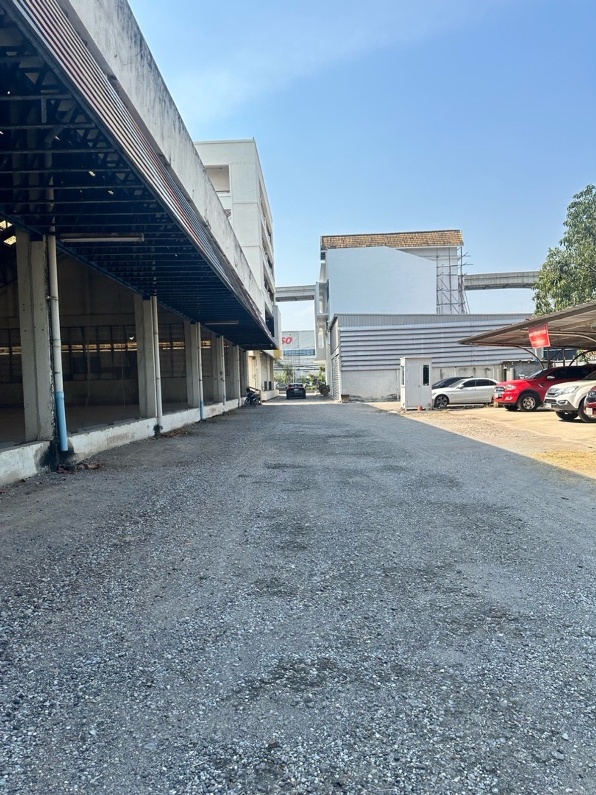 For RentOfficeSamut Prakan,Samrong : Building for rent for doing business in a potential location next to a 6-lane road, Theparak Road, Mueang District, Samut Prakan, and has a special lane in front of the building. Close to Samrong intersection