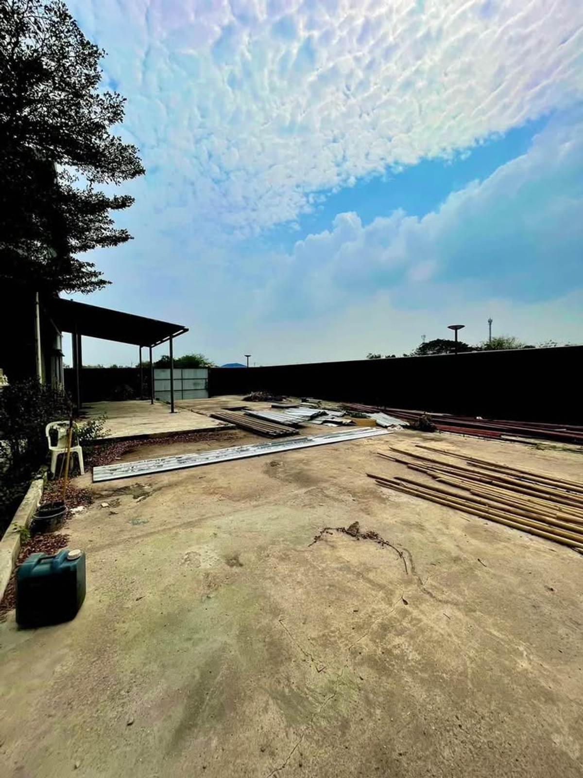 ให้เช่าบ้านนนทบุรี บางใหญ่ บางบัวทอง : ให้เช่า บ้านหลังใหญ่ สามารถทำโฮมออฟฟิศ หรือ โรงงานเล็กๆ และเป็นโกดังได้ บนที่ดิน 312 วา มี3อาคาร พื้นที่กว้างขวาง