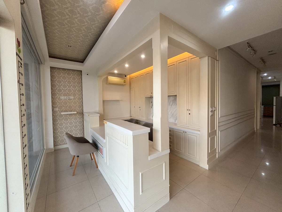 For SaleShop HousePhutthamonthon, Salaya : Commercial building for sale, Chinatown Salaya, near Central, Borommaratchachonnani Rd., decorated, ready to move in and operate.