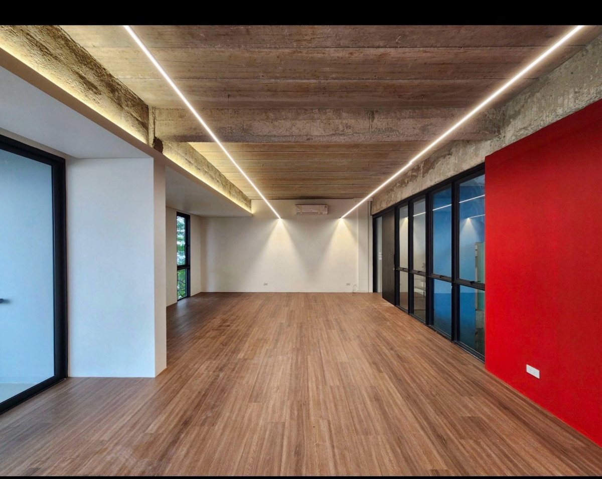 ให้เช่าโฮมออฟฟิศรัชดา ห้วยขวาง : Homeoffice รัชดา 32/ลาดพร้าว35
ปล่อย 2 ยูนิต

😀ยูนิตละ 300 ตร.ม. (ดูรายละเอียดพื้นที่ตามภาพแนบ)
🚗 จอดรถได้อย่างน้อย 4 คัน
⚡️ไฟฟ้า 3 เฟส
⚡️ มีระบบรองรับจุดชาร์จไฟ EV 2 จุด