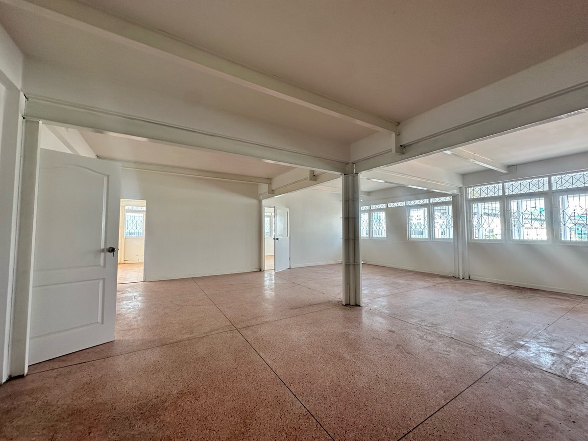 For RentOfficeSamut Prakan,Samrong : Building for rent for doing business in a potential location next to a 6-lane road, Theparak Road, Mueang District, Samut Prakan, and has a special lane in front of the building. Close to Samrong intersection