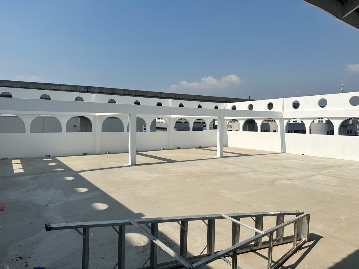 For RentOfficeSamut Prakan,Samrong : Building for rent for doing business in a potential location next to a 6-lane road, Theparak Road, Mueang District, Samut Prakan, and has a special lane in front of the building. Close to Samrong intersection