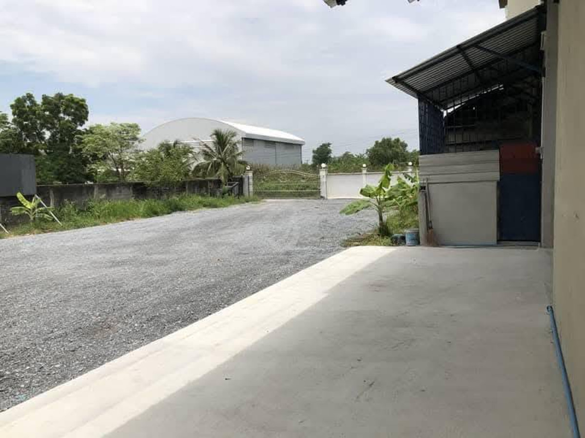 For RentWarehousePhutthamonthon, Salaya : Warehouse for rent, usable area 384 sq m. with empty space around 800 sq m. Location: Krathum Lom, Phutthamonthon Sai 4 Road, Sam Phran, Nakhon Pathom.