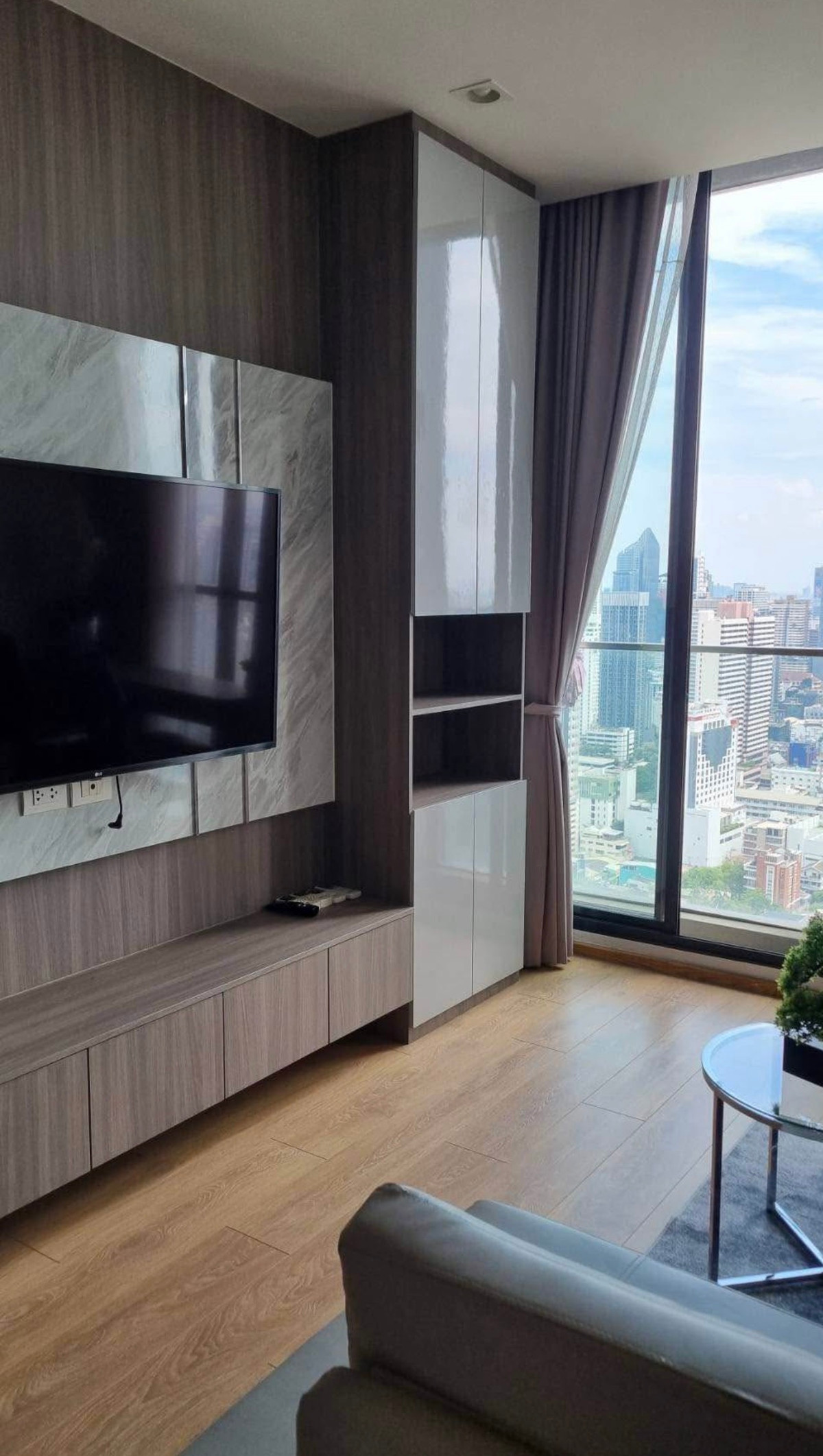 ให้เช่าคอนโดวิทยุ ชิดลม หลังสวน : 🔥Noble Ploenchit  ใจกลางเมือง 🔥2 ห้องนอน 1 ห้องน้ำ  70 Sqm🔥 สนใจติดต่อพัตเตอร์ 0928895628 Line:plustor_ss🔥