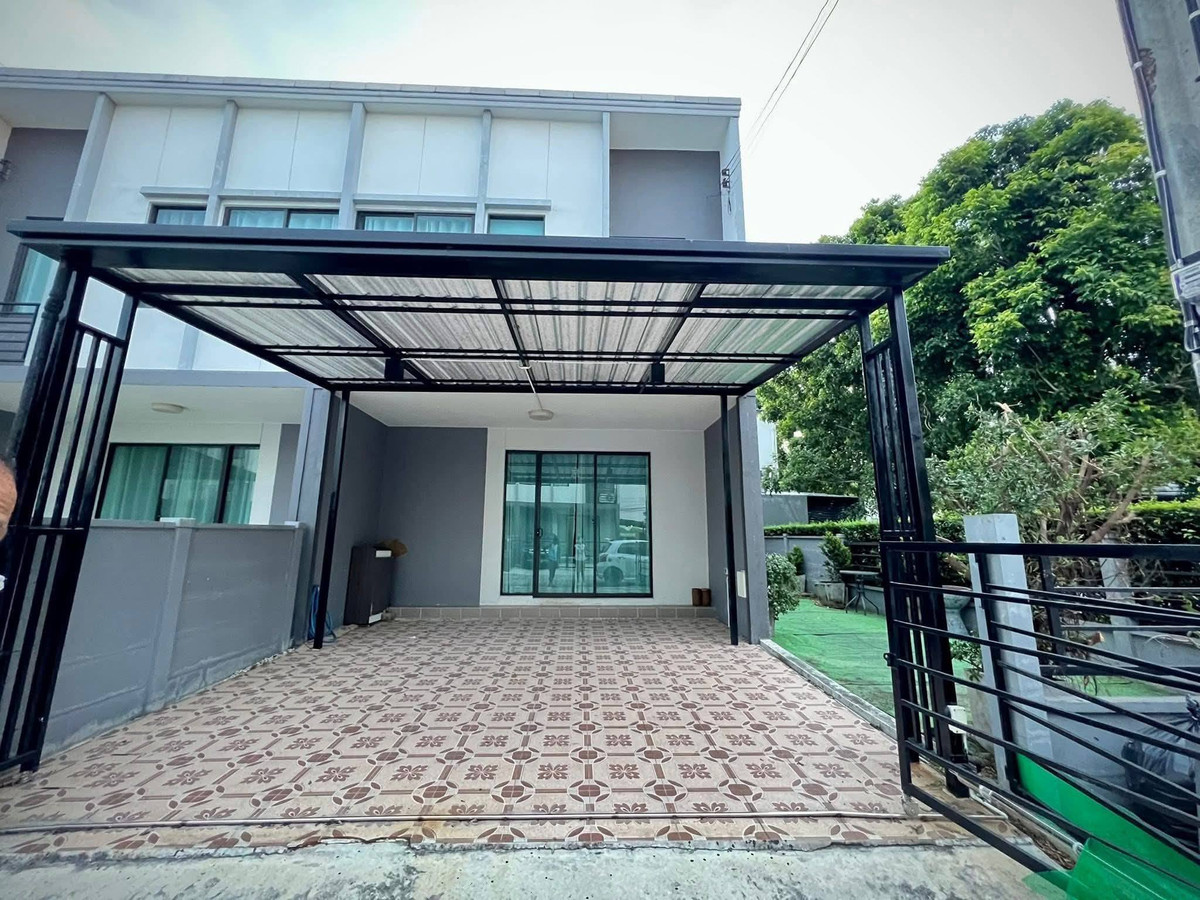 For RentTownhomeBangna, Bearing, Lasalle : House for rent, Pleno Bangna-On Nut, King Kaew 37, beautiful house, good location. Behind the corner is an area with a shady garden, a swimming pool, and pets can be taken for a walk.