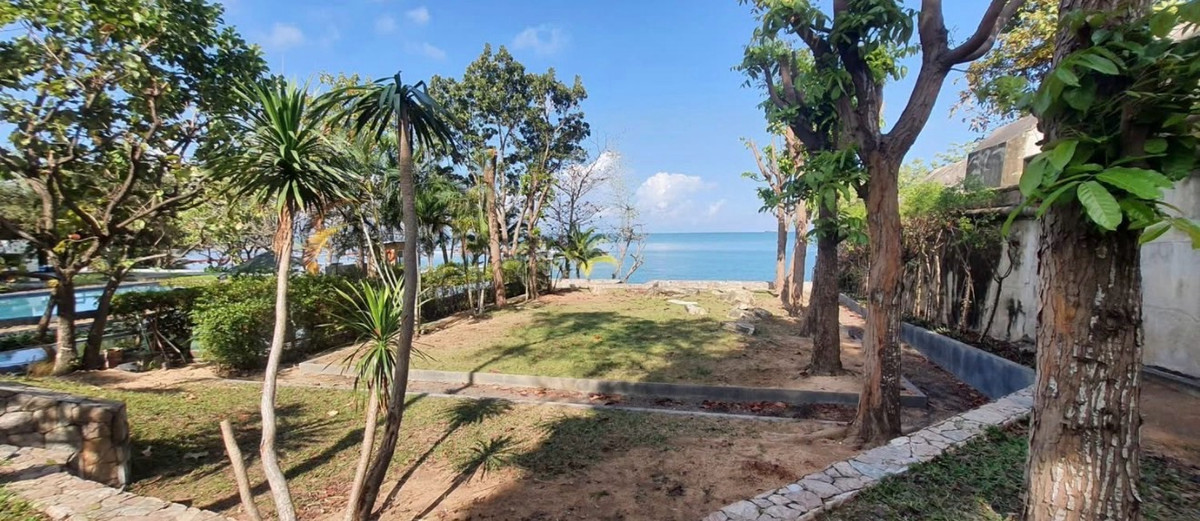 HousePattaya, Bangsaen, Chonburi : Beachfront Pool Villa in Pattaya with Private Beach Access and Sea View