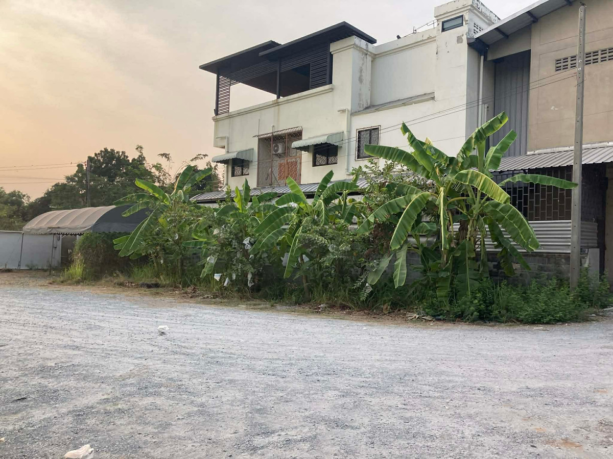 For RentWarehousePhutthamonthon, Salaya : Warehouse for rent, usable area 384 sq m. with empty space around 800 sq m. Location: Krathum Lom, Phutthamonthon Sai 4 Road, Sam Phran, Nakhon Pathom.