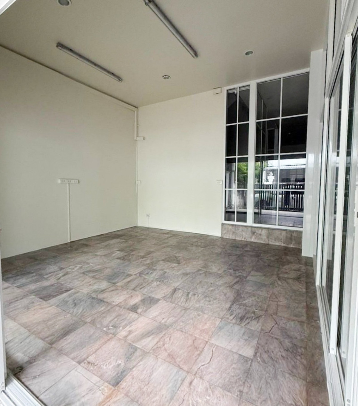 ขายทาวน์โฮมรามคำแหง หัวหมาก : ทาวน์โฮม 3 ชั้น ซอยรามคำแหง 8/2  สถานีรถไฟฟ้าสายสีส้มหน้าปากซอย  พร้อมการเดินทางที่เชื่อมต่อเส้นพระราม 9 - รามคำแหง - เอกมัย ทองหล่อ