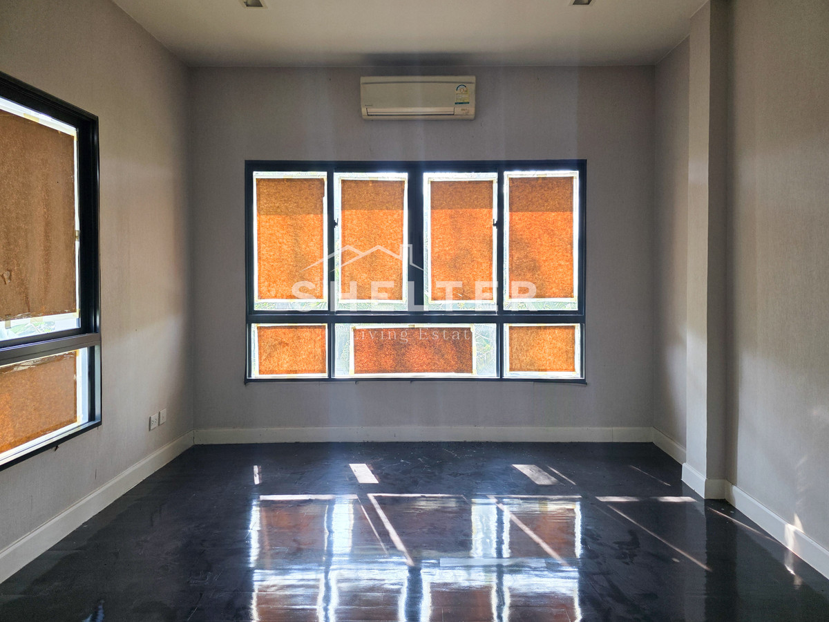 For SaleHousePattanakan, Srinakarin : Single house near the BTS, both yellow and orange. Can connect to both Srinakarin-Pattanakarn-Rama 9 Samitivej Hospital, ABAC University International School🚃