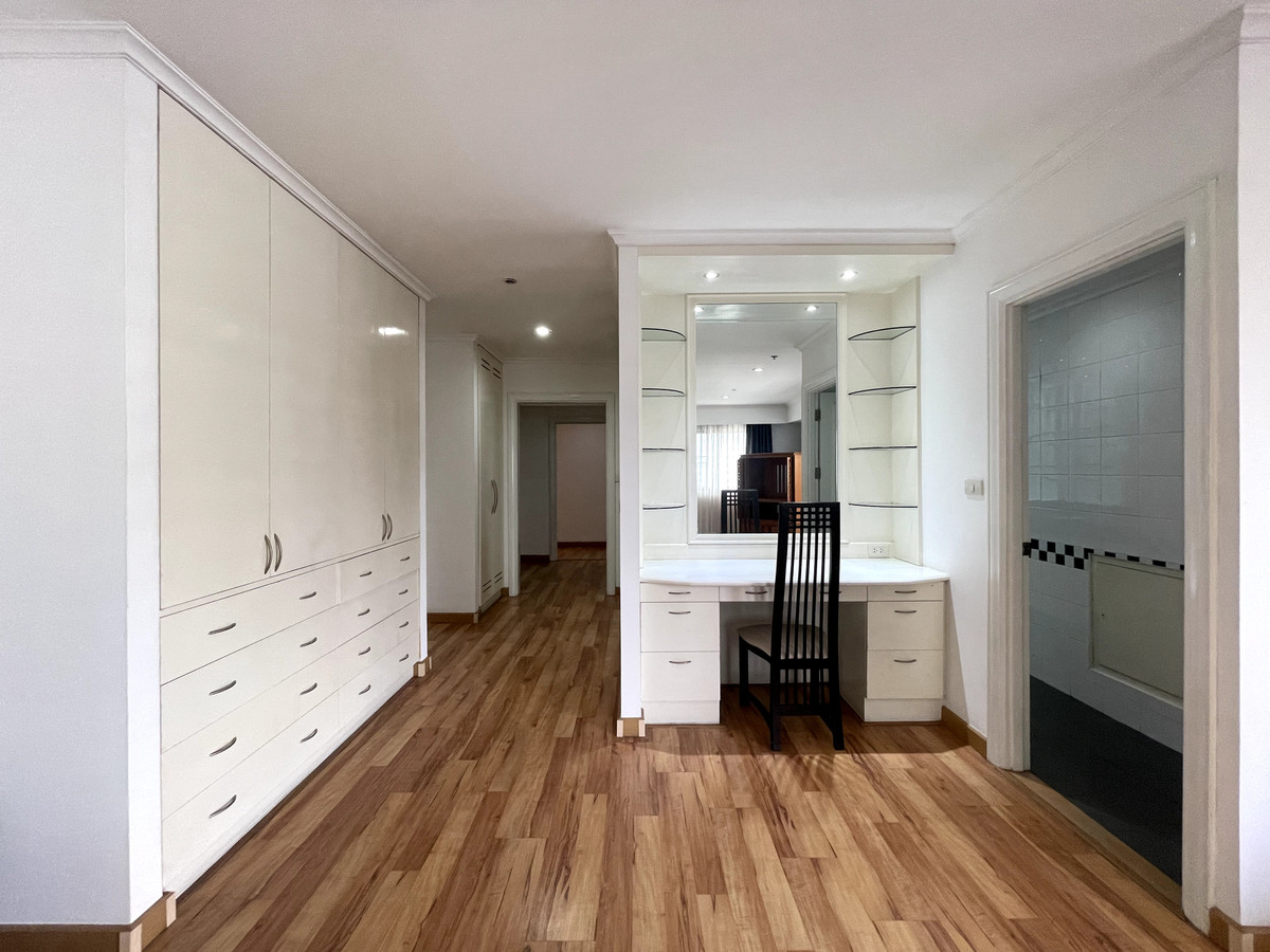 ให้เช่าคอนโดนานา : ให้เช่า คอนโด  Kallista Sukhumvit 11  3 ห้องนอน 315 ตร.ม.  big balcony