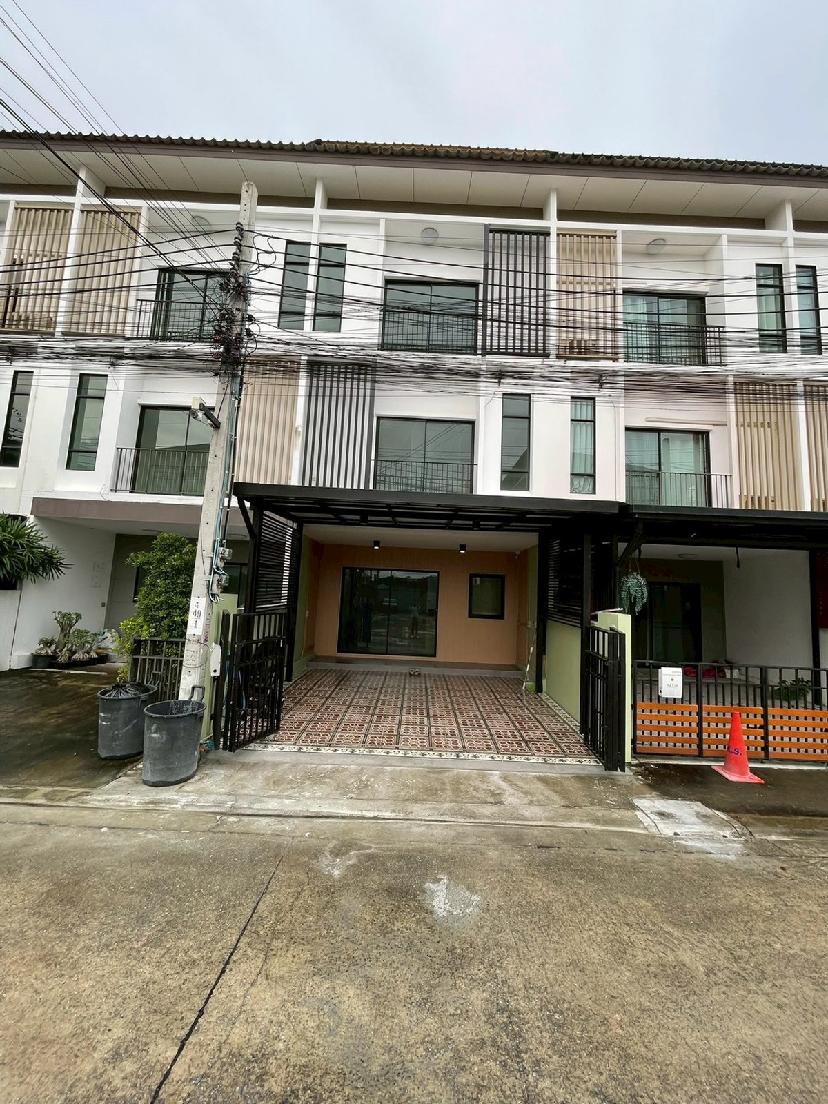 For RentTownhomePattanakan, Srinakarin : [Rare Item for rent] Luxury 3-Story Townhouse | Panoramic Golf View & Private Rooftop