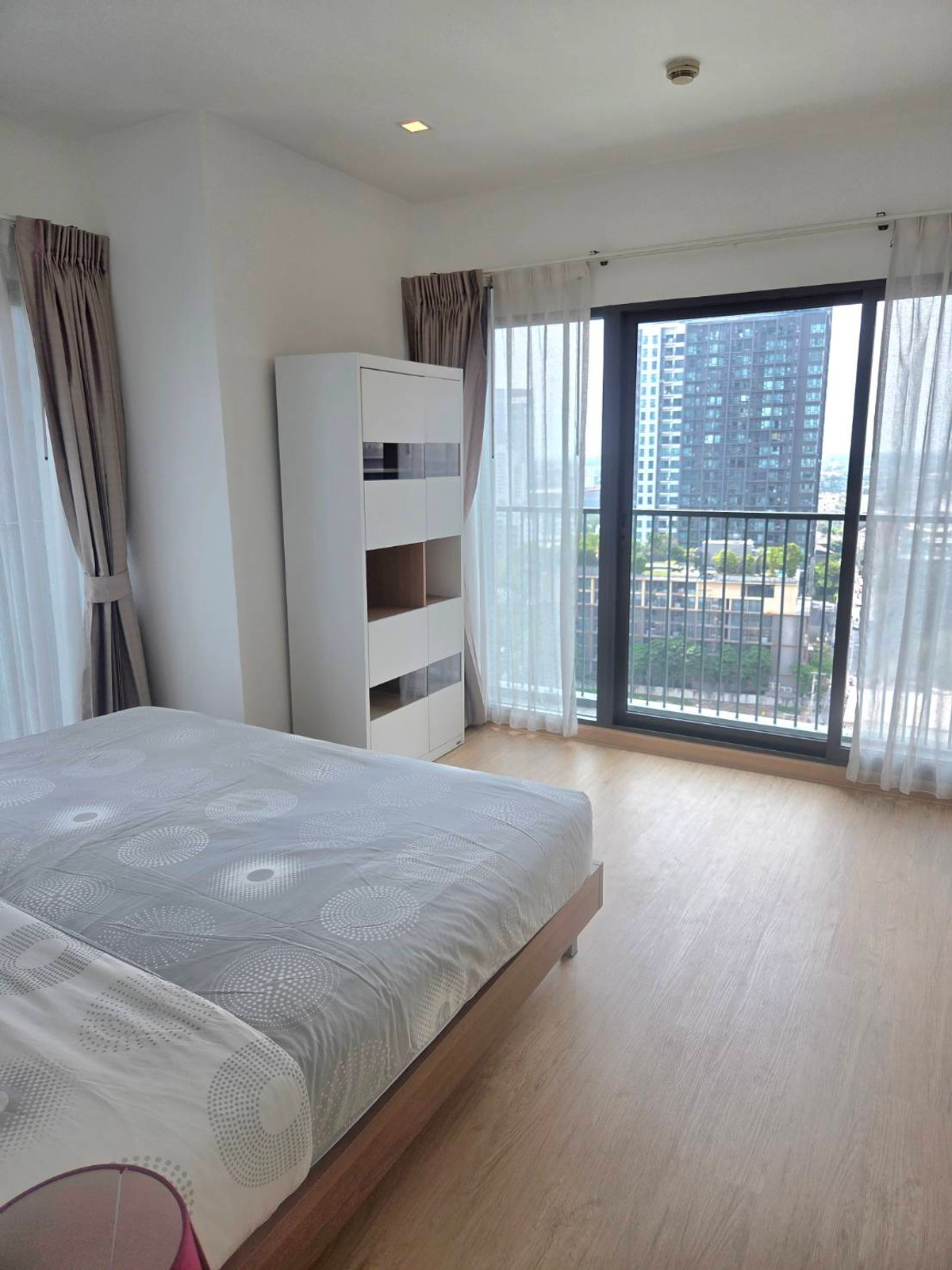 For RentCondoSukhumvit, Asoke, Thonglor : 🌟 Unrivaled Sukhumvit Lifestyle! Rare Corner Unit for Rent at Noble Remix Thong Lo – 3 Views, 3 Balconies!