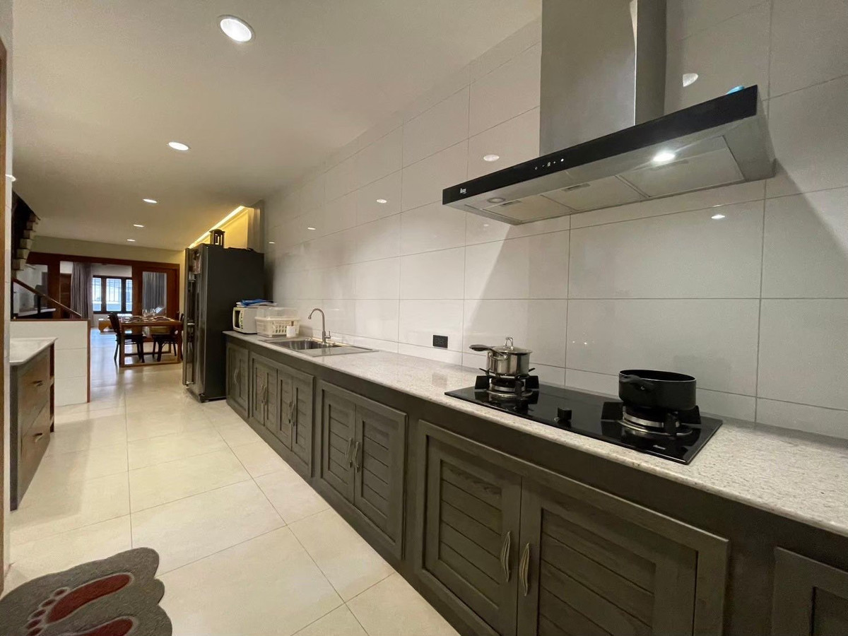 For RentShop HouseSathorn, Narathiwat : 4-story commercial building, beautifully decorated, modern style. Fully furnished, complete air conditioning, built-in kitchen. The bathroom is very spacious. Chong Nonsi area‼️