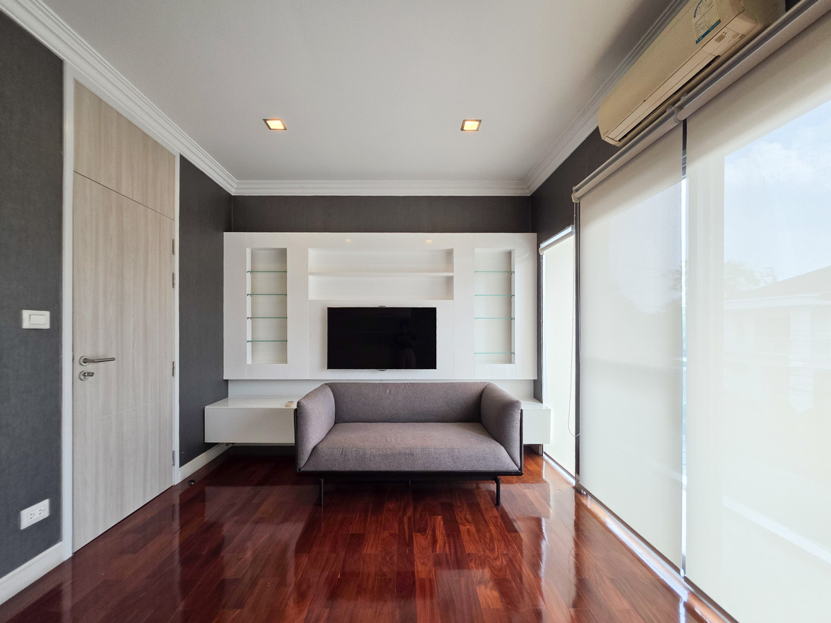 For RentHouseLadkrabang, Suwannaphum Airport : Single house for rent With private swimming pool Located near Rama 9 Expressway only 5 minutes, Suvarnabhumi Airport 15 minutes ✈️