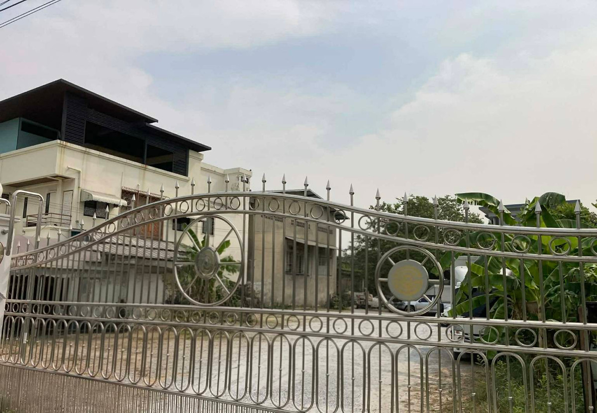 For RentWarehousePhutthamonthon, Salaya : Warehouse for rent, usable area 384 sq m. with empty space around 800 sq m. Location: Krathum Lom, Phutthamonthon Sai 4 Road, Sam Phran, Nakhon Pathom.