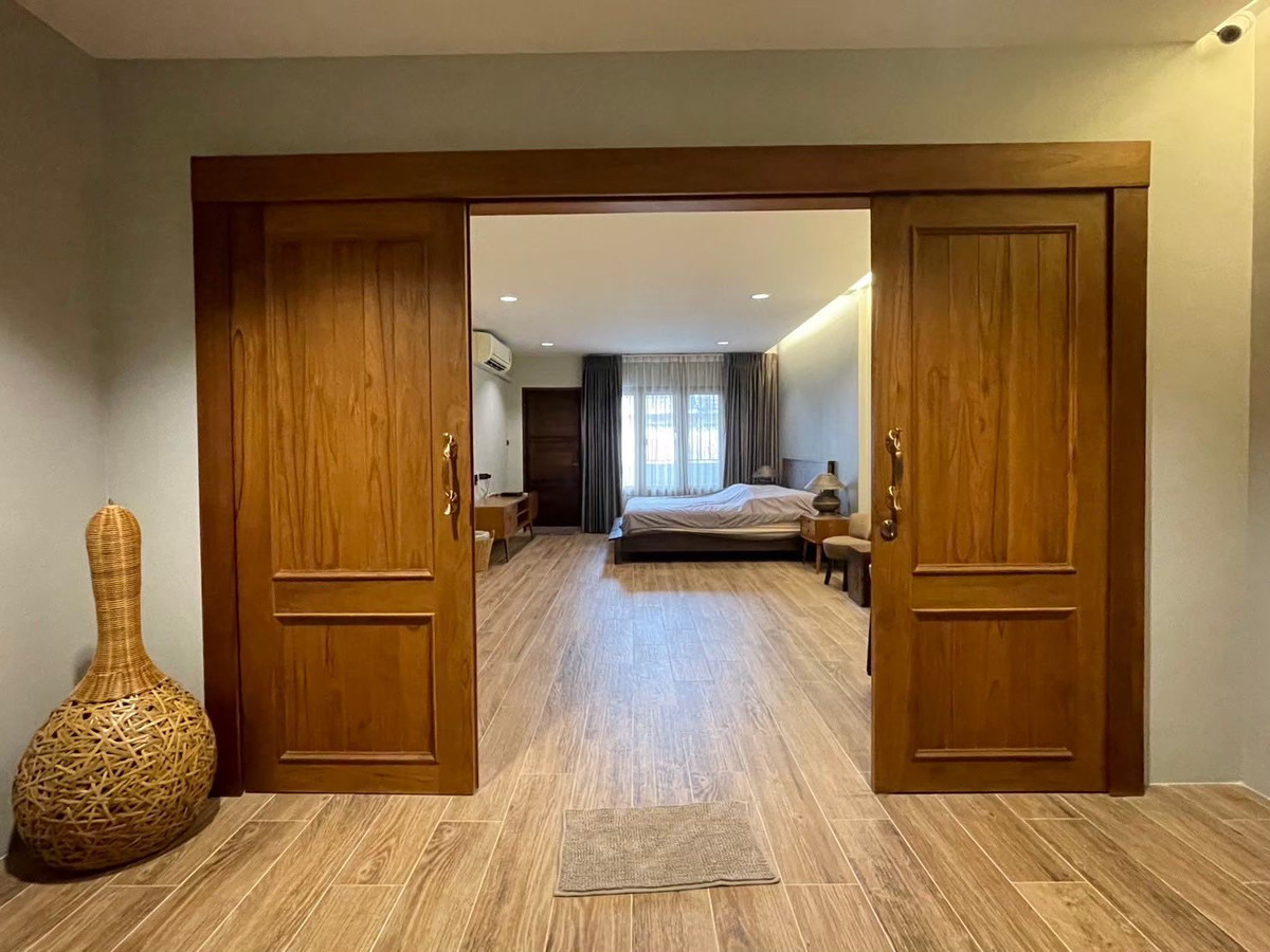 For RentShop HouseSathorn, Narathiwat : 4-story commercial building, beautifully decorated, modern style. Fully furnished, complete air conditioning, built-in kitchen. The bathroom is very spacious. Chong Nonsi area‼️